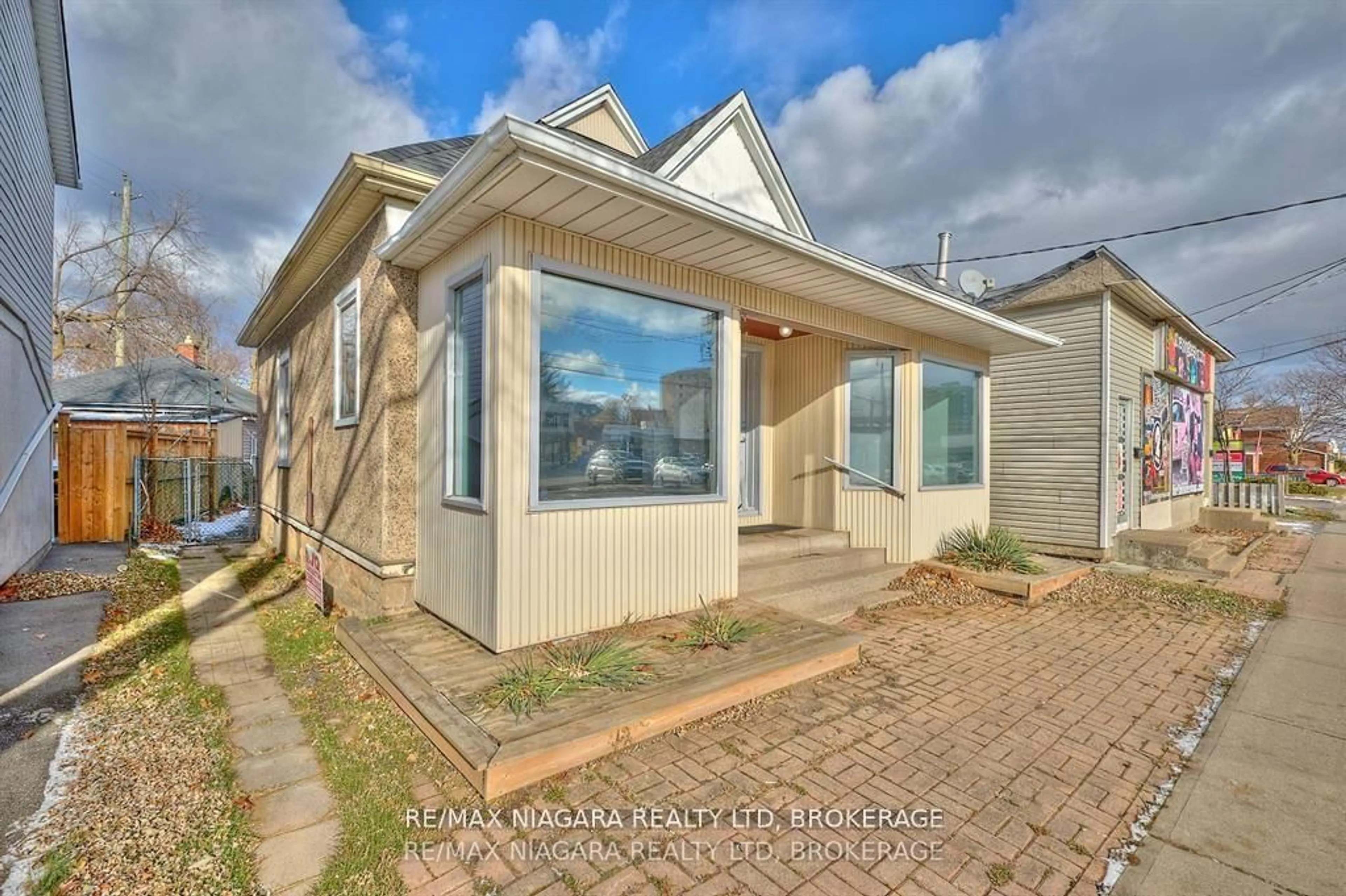Home with vinyl exterior material, street for 105A Welland Ave, St. Catharines Ontario L2R 2H4