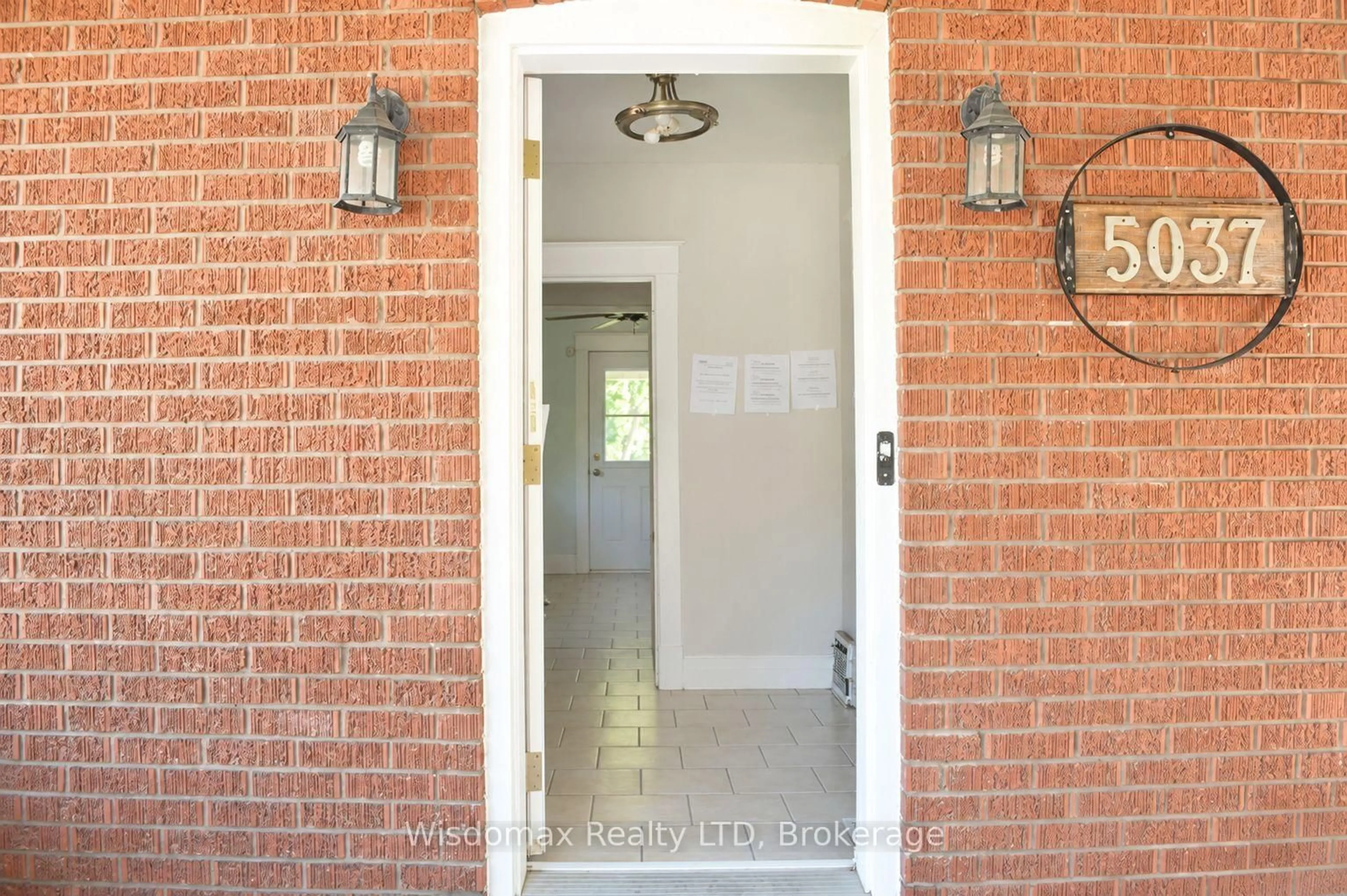 Indoor entryway for 5037 Jepson St, Niagara Falls Ontario L2E 1K4