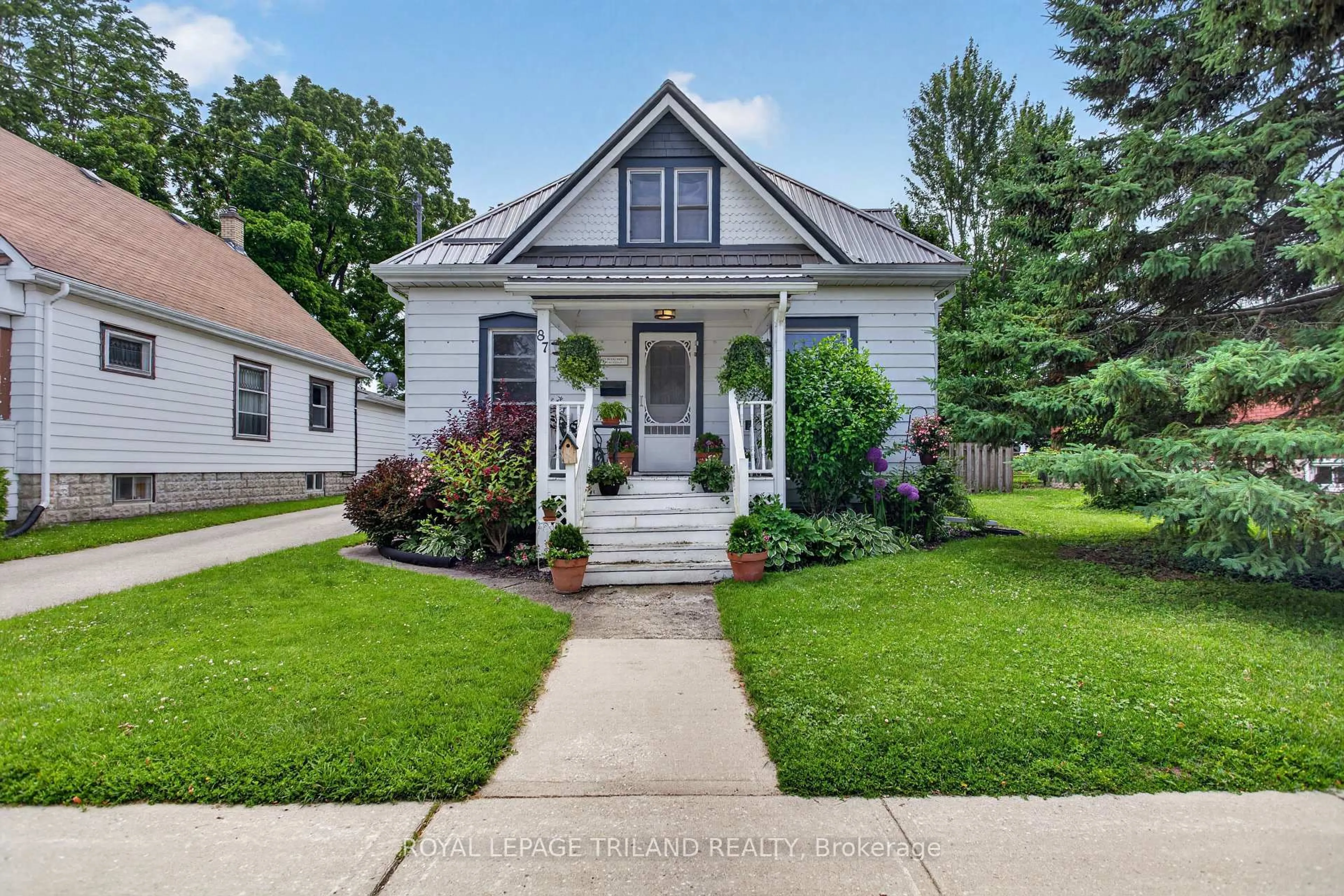 Home with vinyl exterior material, street for 87 Chestnut St, St. Thomas Ontario N5R 2B1