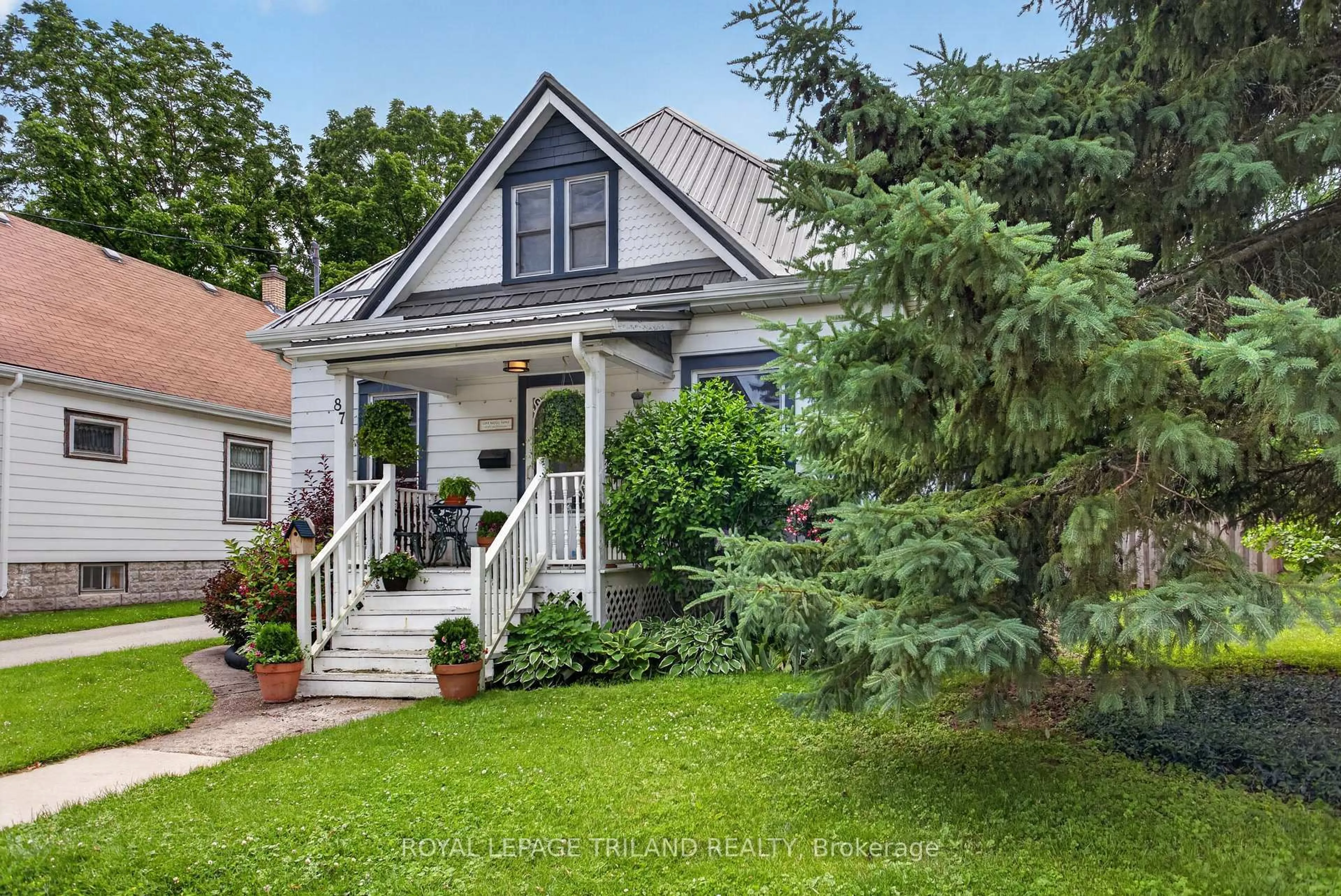 Home with vinyl exterior material, street for 87 Chestnut St, St. Thomas Ontario N5R 2B1