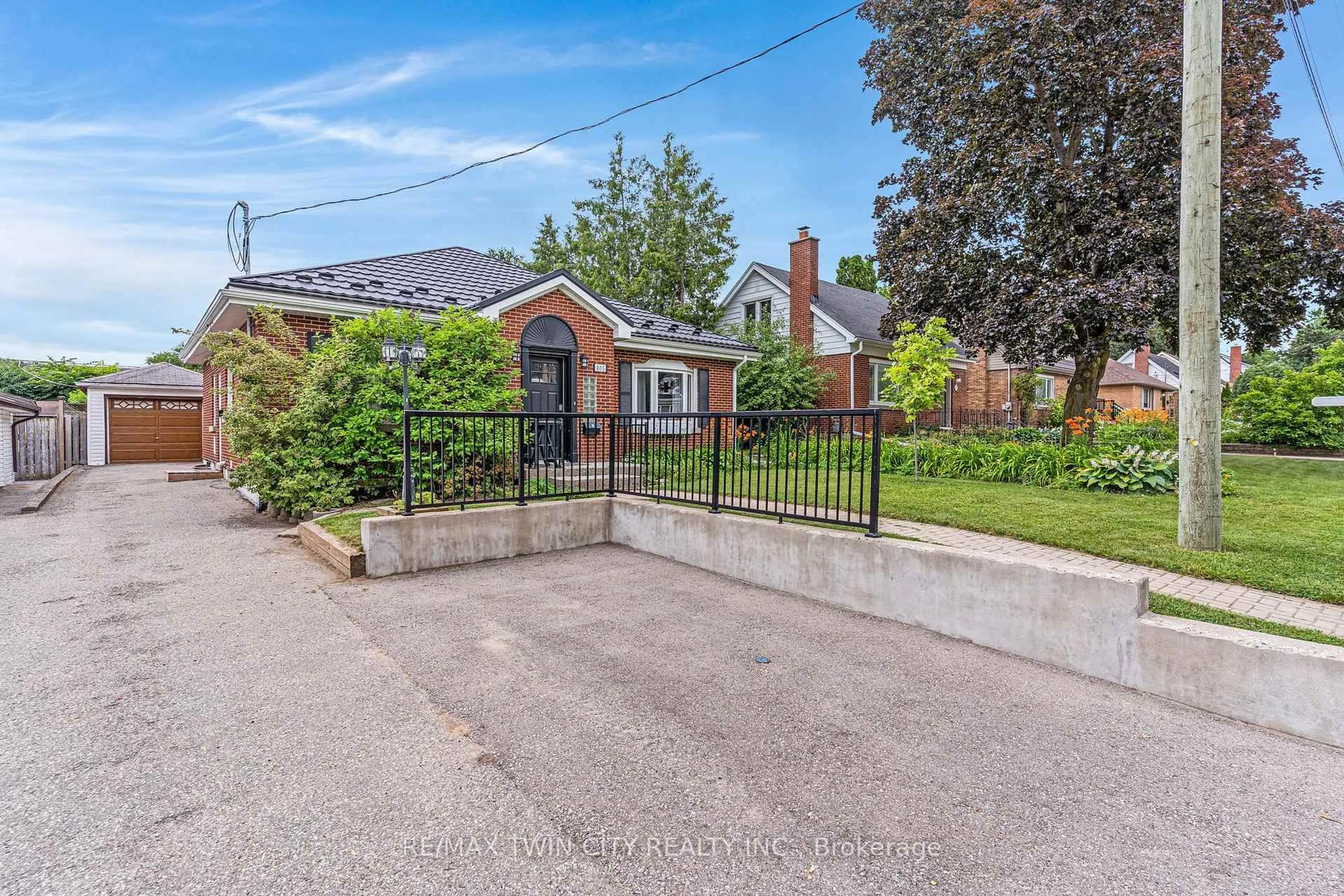 A pic from outside/outdoor area/front of a property/back of a property/a pic from drone, street for 805 Rockway Dr, Kitchener Ontario N2G 3B6