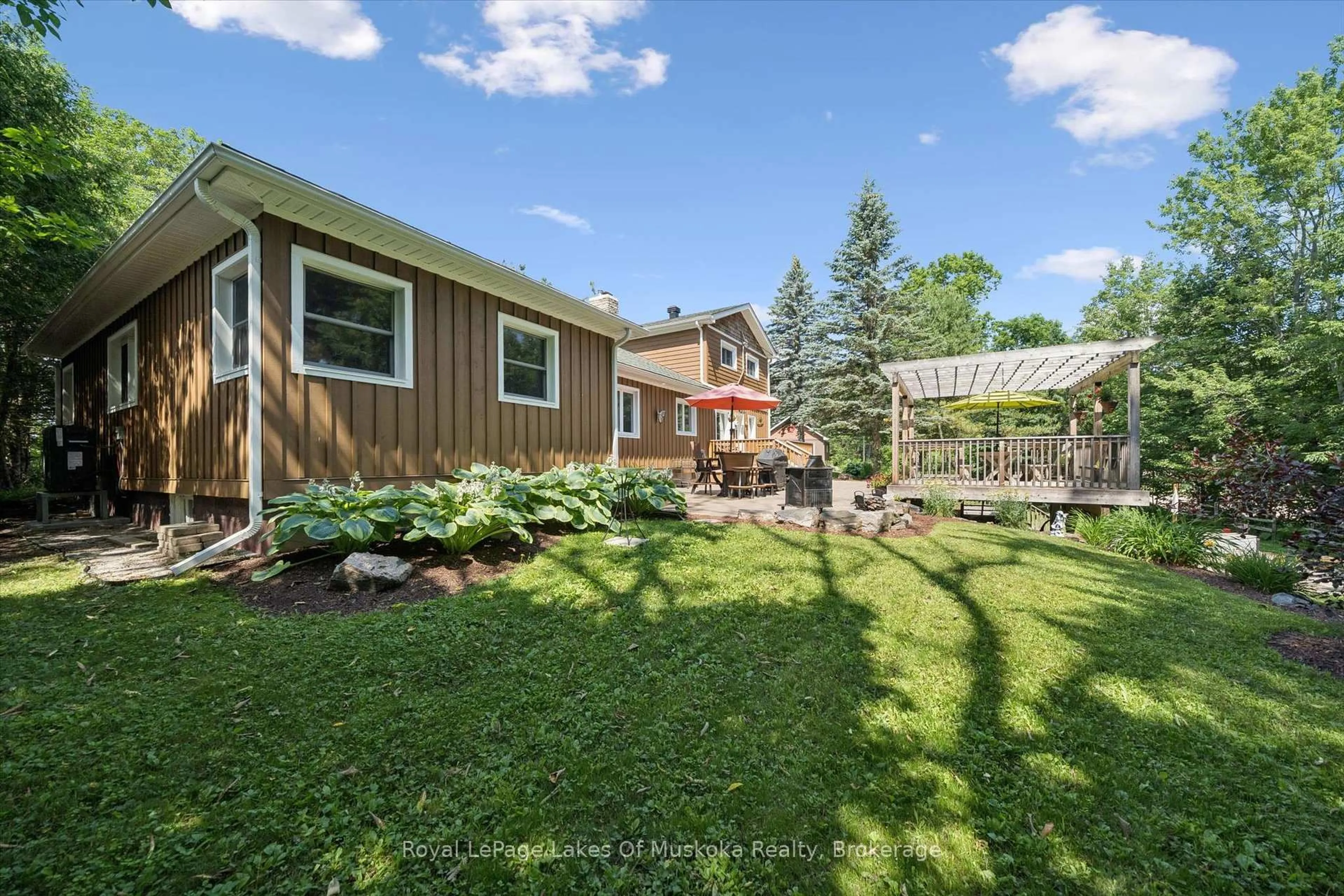 A pic from outside/outdoor area/front of a property/back of a property/a pic from drone, unknown for 1012 Grey St, Muskoka Lakes Ontario P0C 1A0