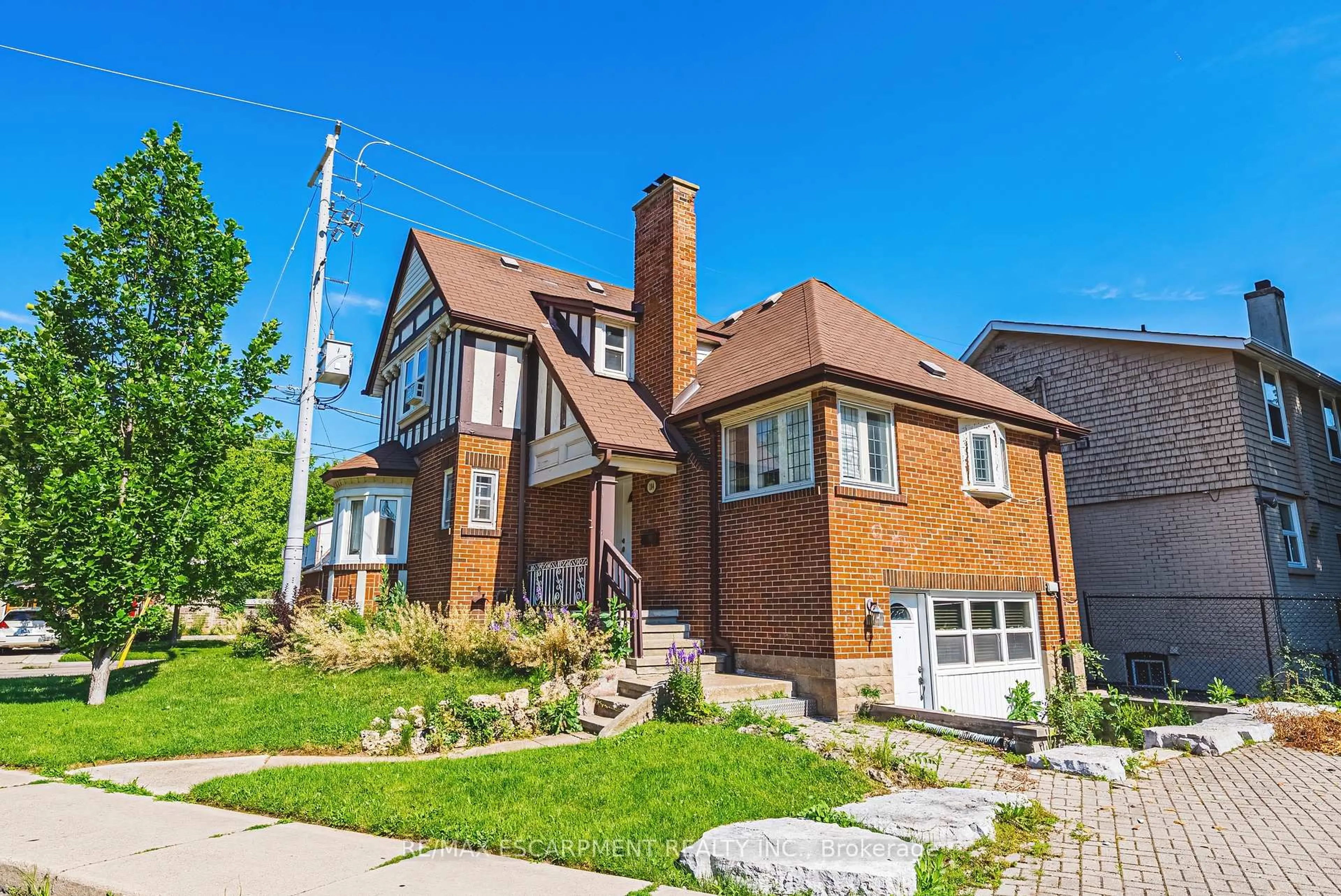 Home with brick exterior material, street for 184 Arkell St, Hamilton Ontario L8S 1W8