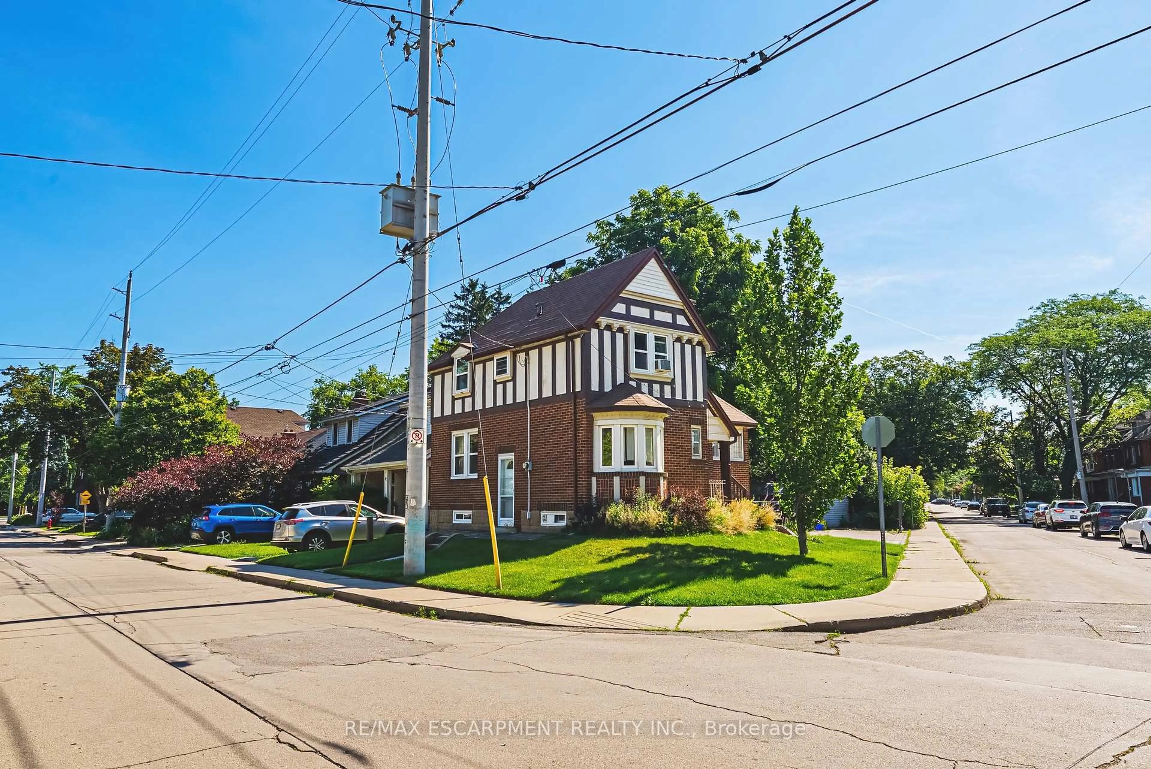 A pic from outside/outdoor area/front of a property/back of a property/a pic from drone, street for 184 Arkell St, Hamilton Ontario L8S 1W8