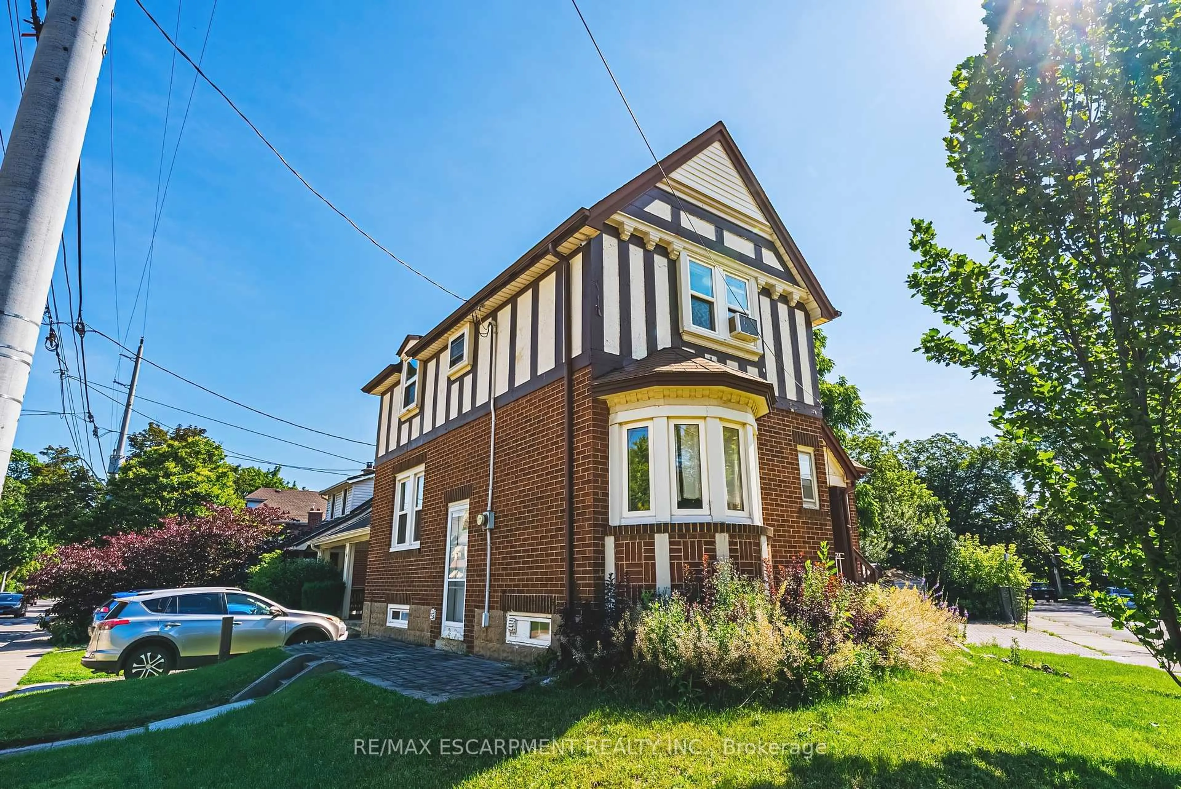 A pic from outside/outdoor area/front of a property/back of a property/a pic from drone, street for 184 Arkell St, Hamilton Ontario L8S 1W8