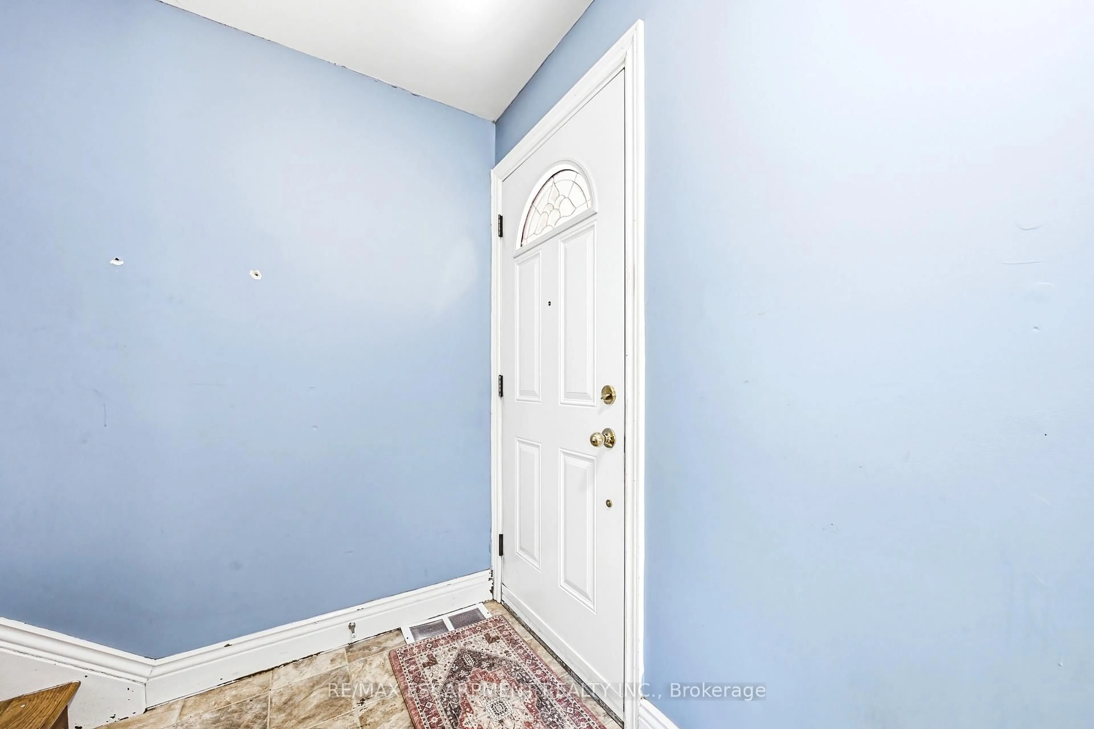 Indoor entryway for 184 Arkell St, Hamilton Ontario L8S 1W8