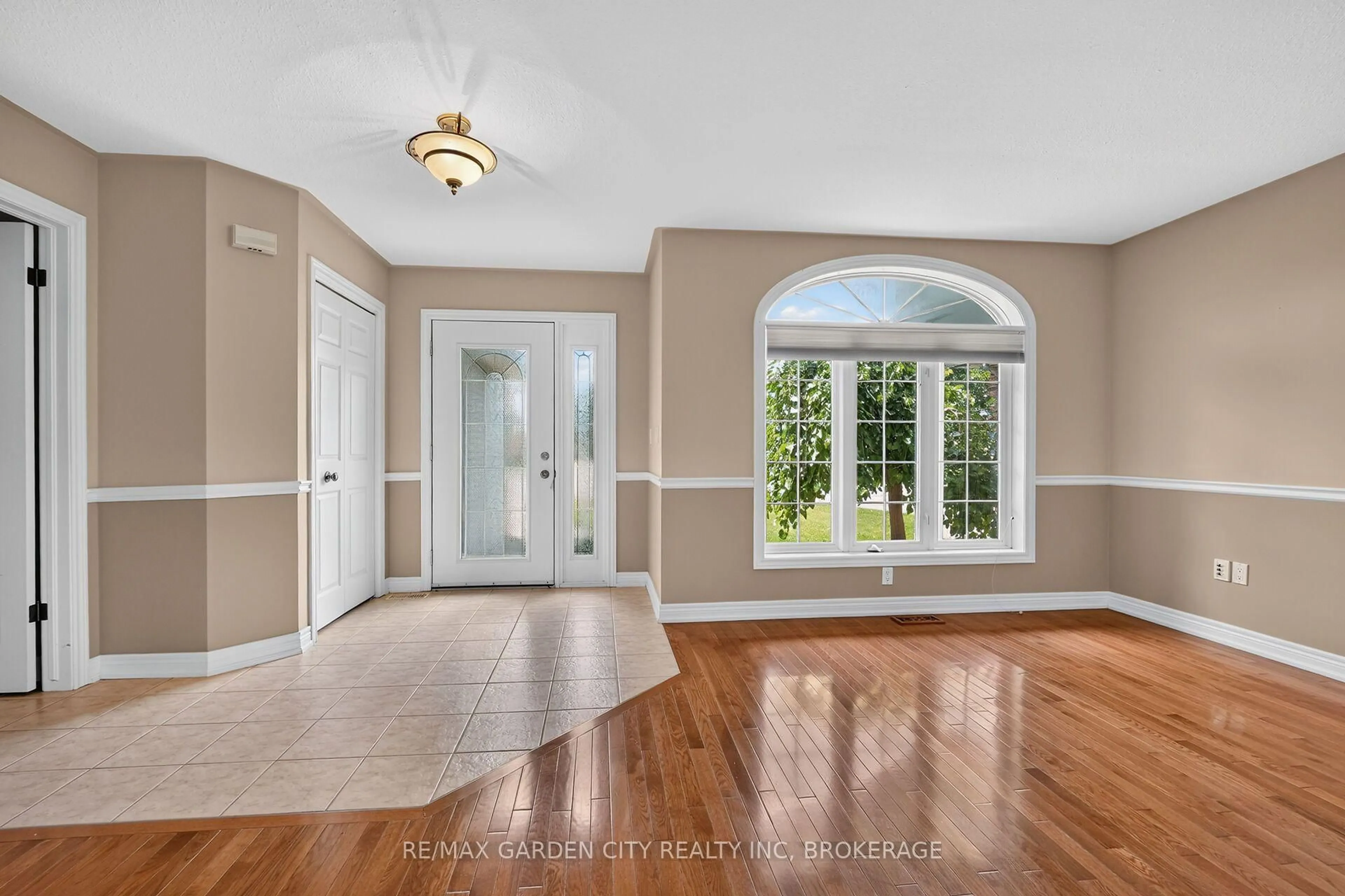 Indoor entryway for 5 Green Pointe Dr, Welland Ontario L3C 6Y2