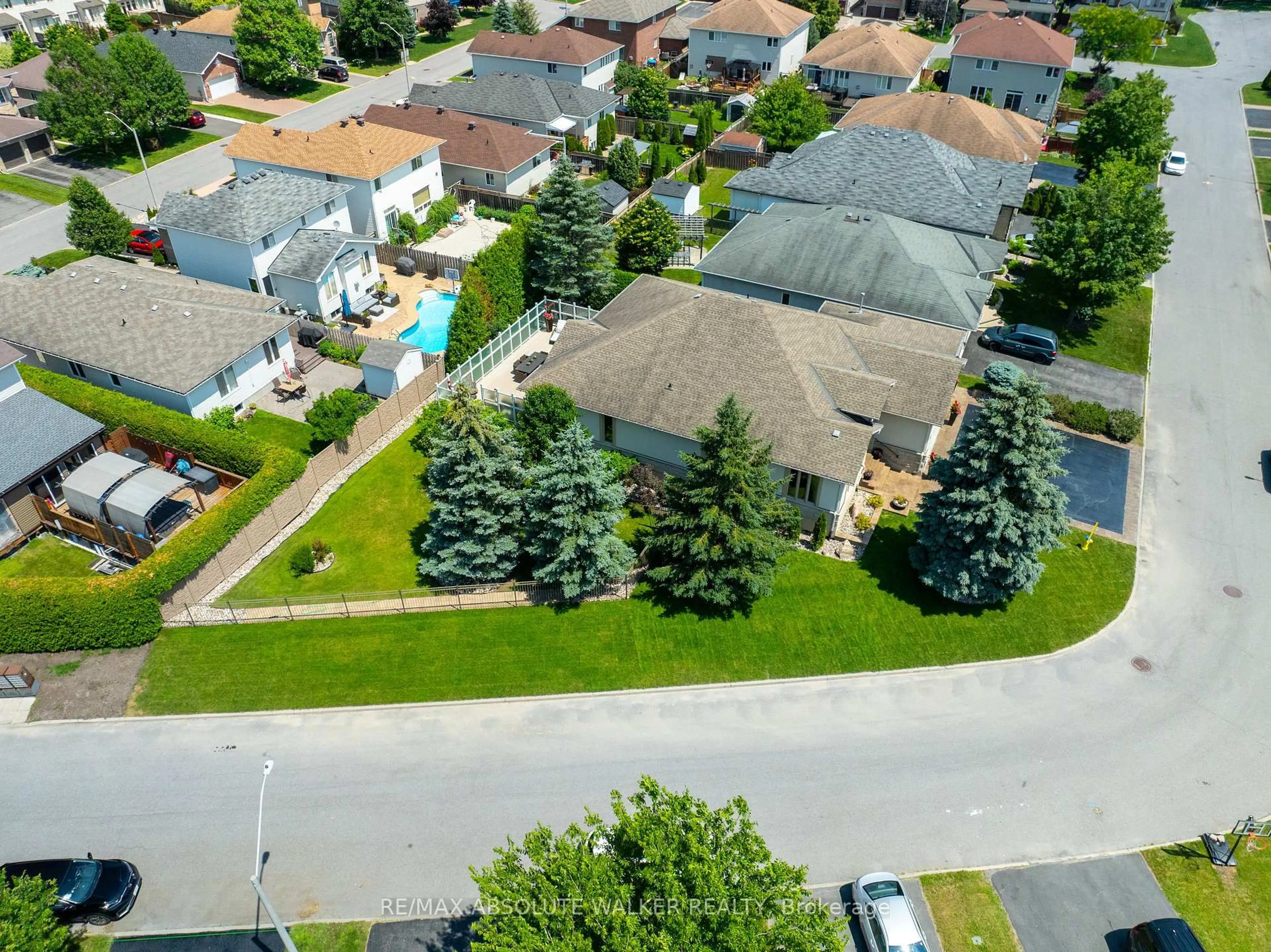 A pic from outside/outdoor area/front of a property/back of a property/a pic from drone, street for 667 Everlasting Cres, Ottawa Ontario K4A 0K3