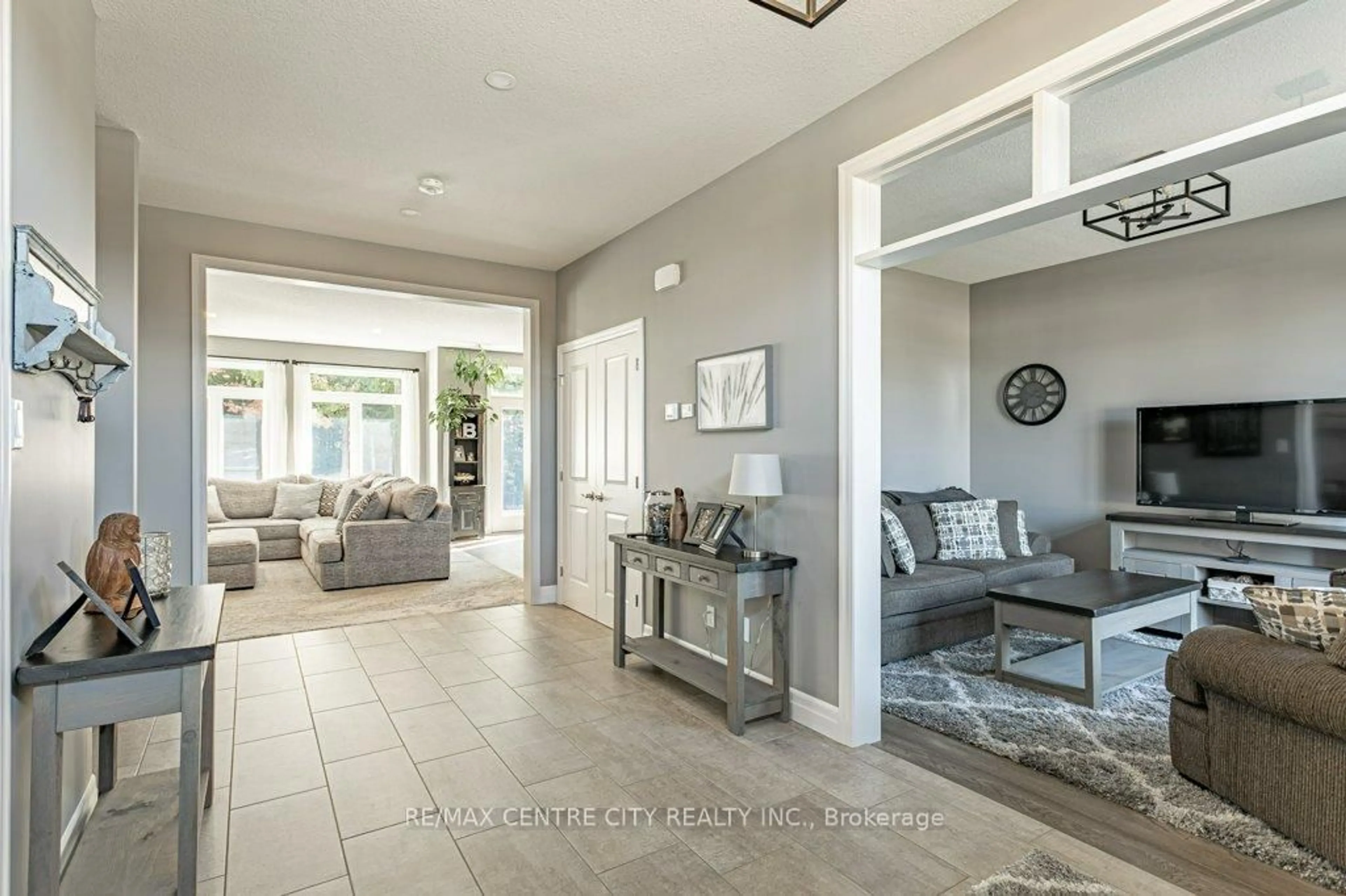 Indoor entryway for 148 Elliott Tr, Thames Centre Ontario N0M 2P0