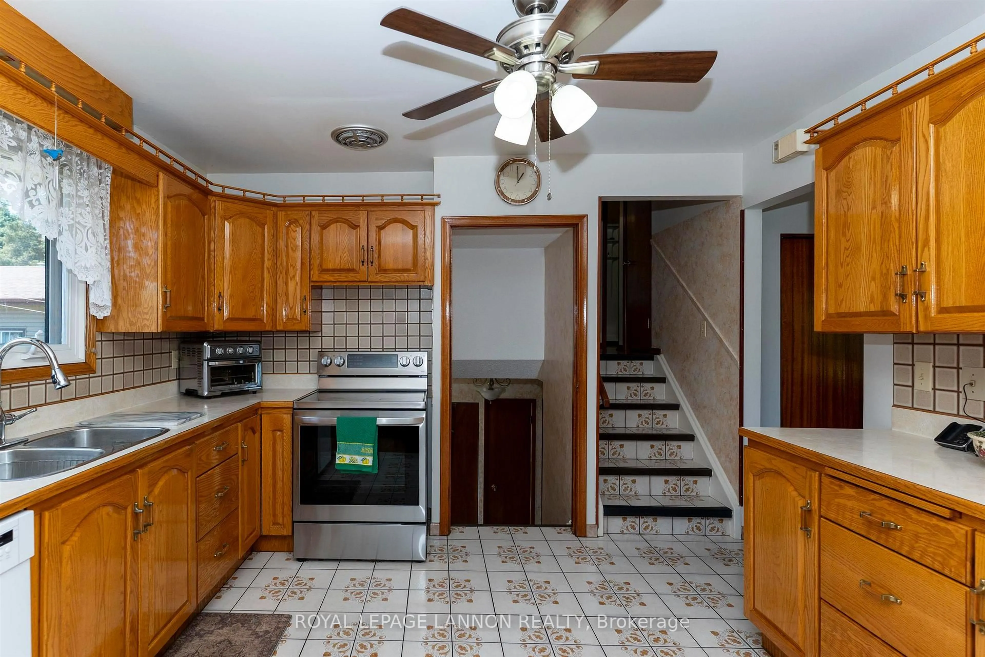 Standard kitchen, ceramic/tile floor for 402 Victoria Ave W, Thunder Bay Ontario P7C 1G7