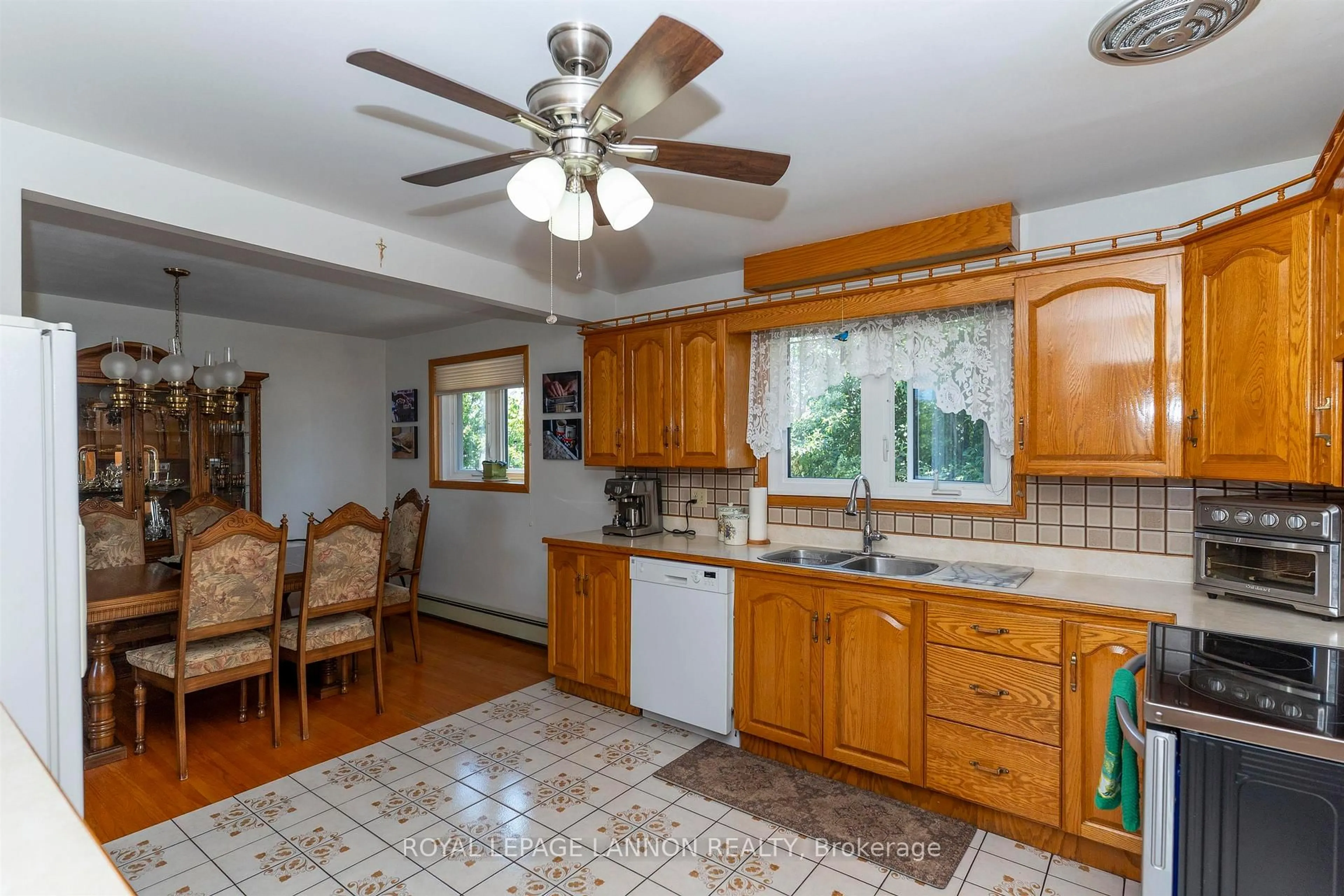 Standard kitchen, ceramic/tile floor for 402 Victoria Ave W, Thunder Bay Ontario P7C 1G7