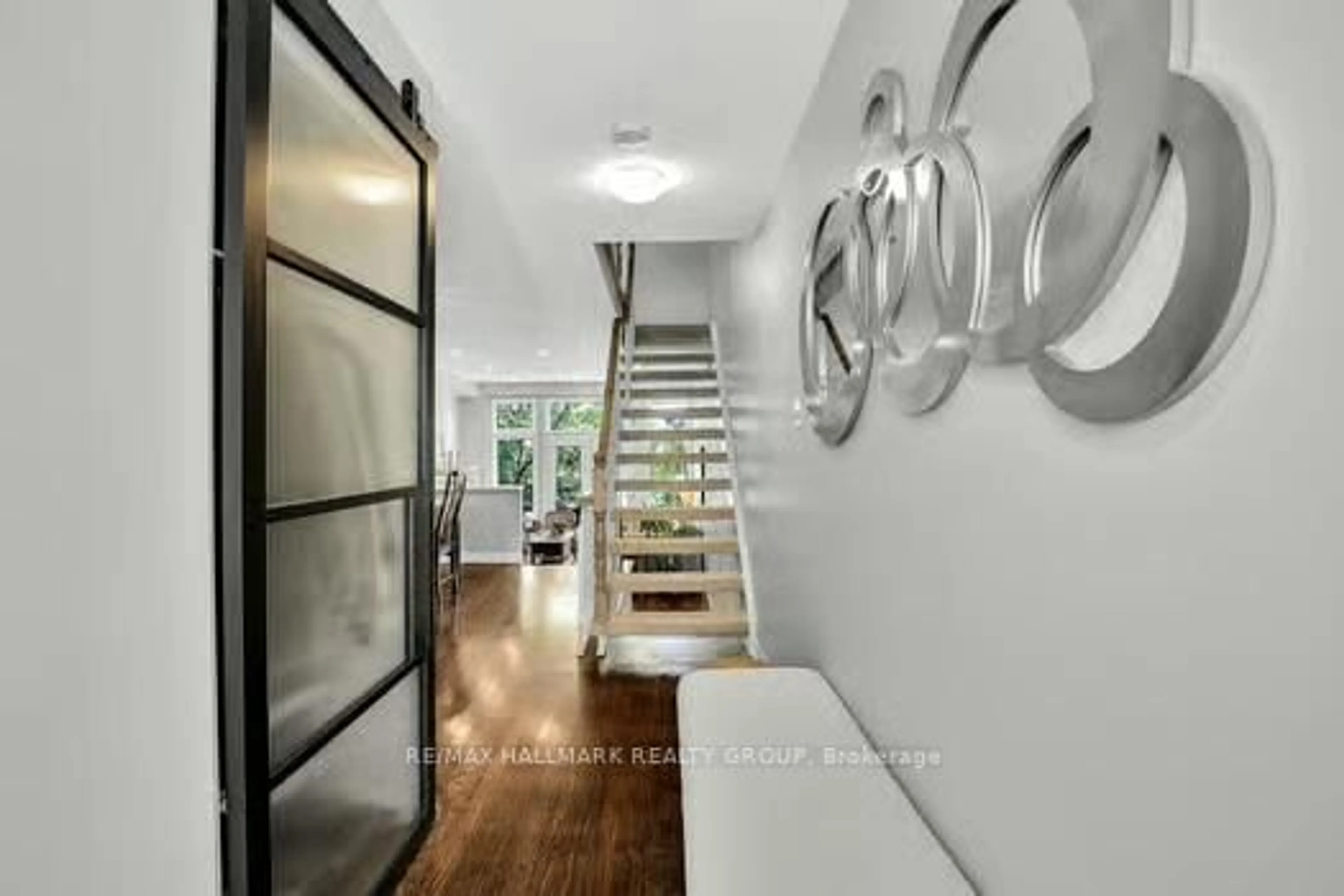 Indoor entryway for 49B First Ave, Ottawa Ontario K1S 2G1