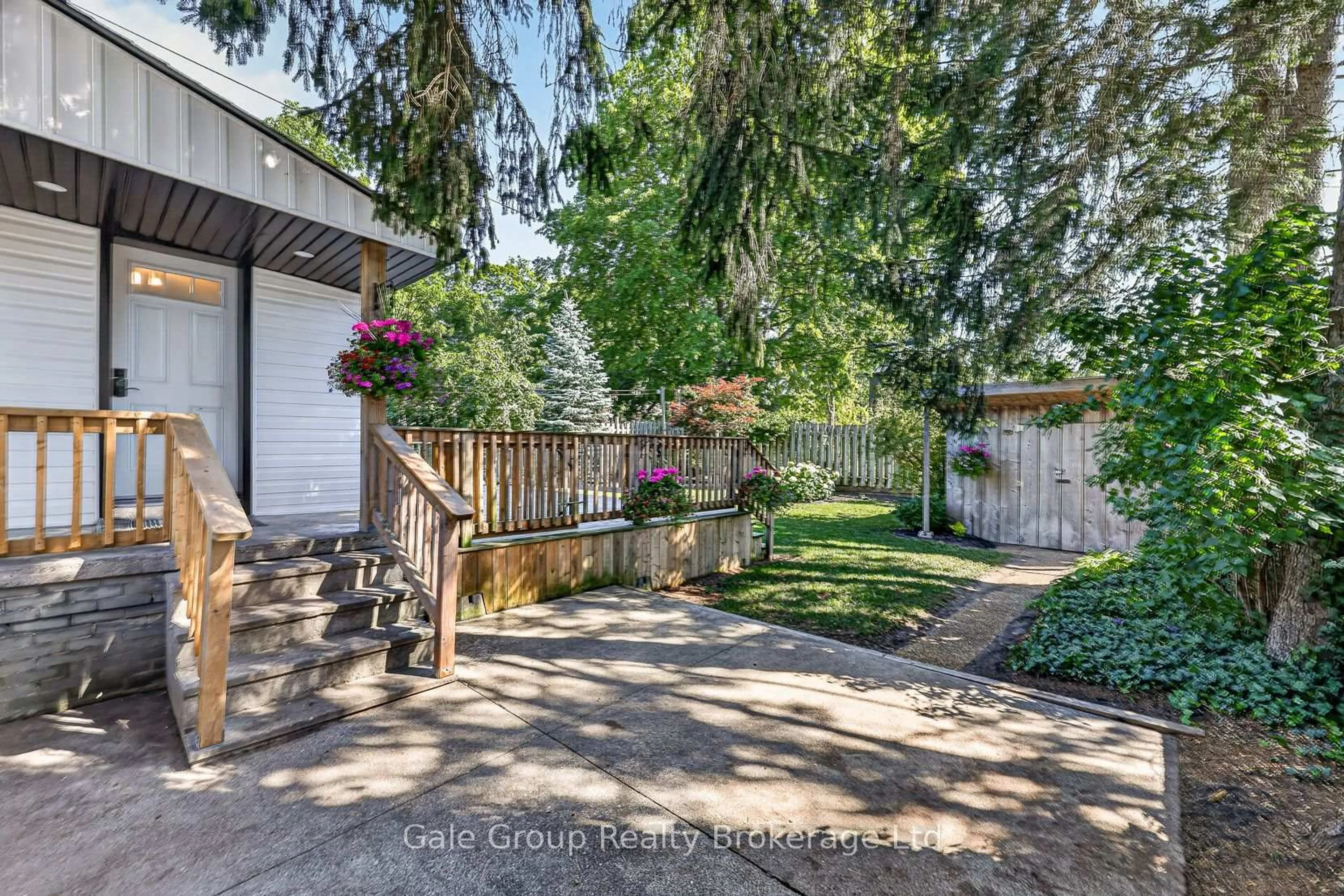 Patio, street for 160 John St, Ingersoll Ontario N5C 3G2