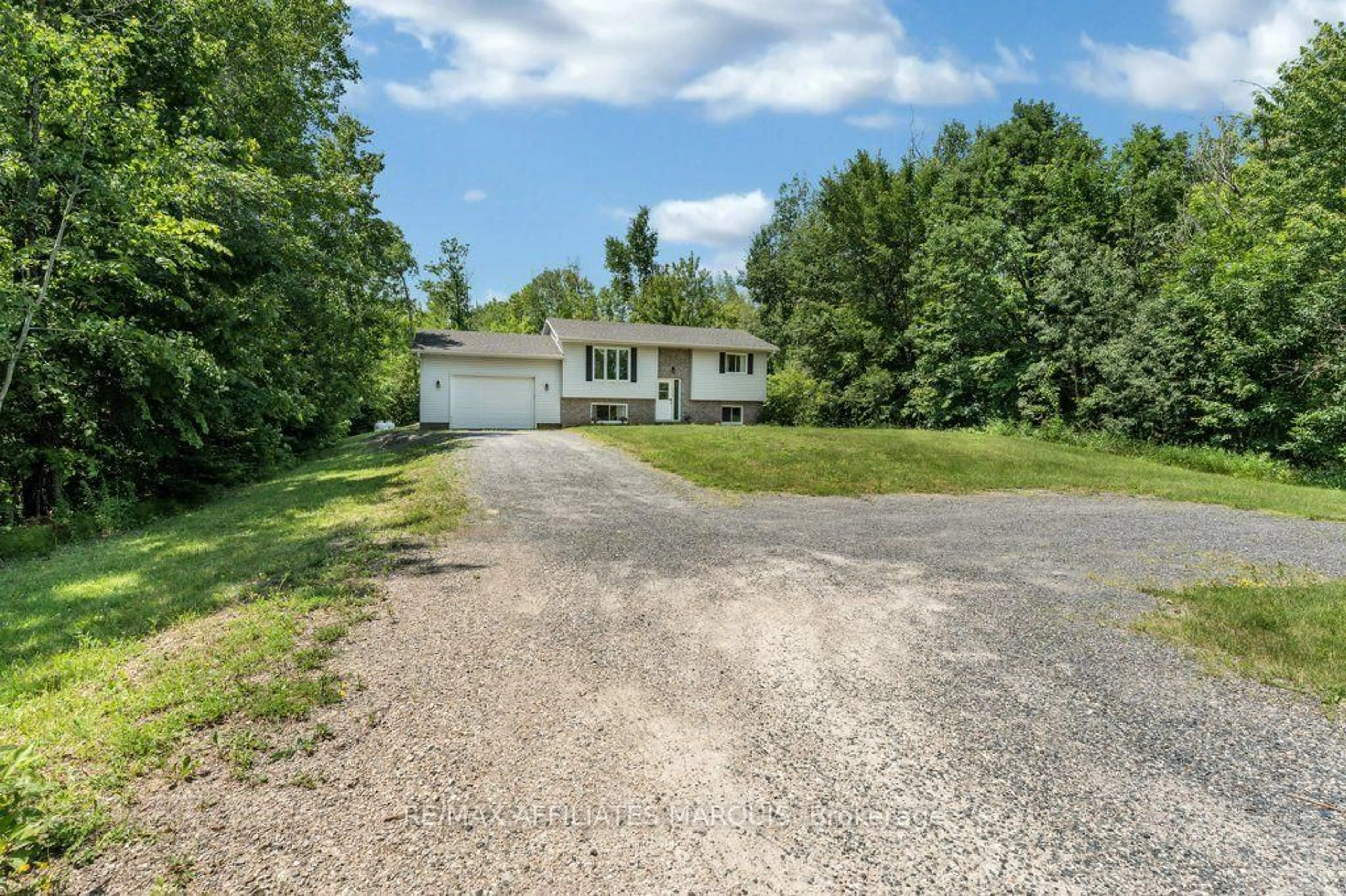 A pic from outside/outdoor area/front of a property/back of a property/a pic from drone, street for 437 Miller Dr, Drummond/North Elmsley Ontario K7H 0K7