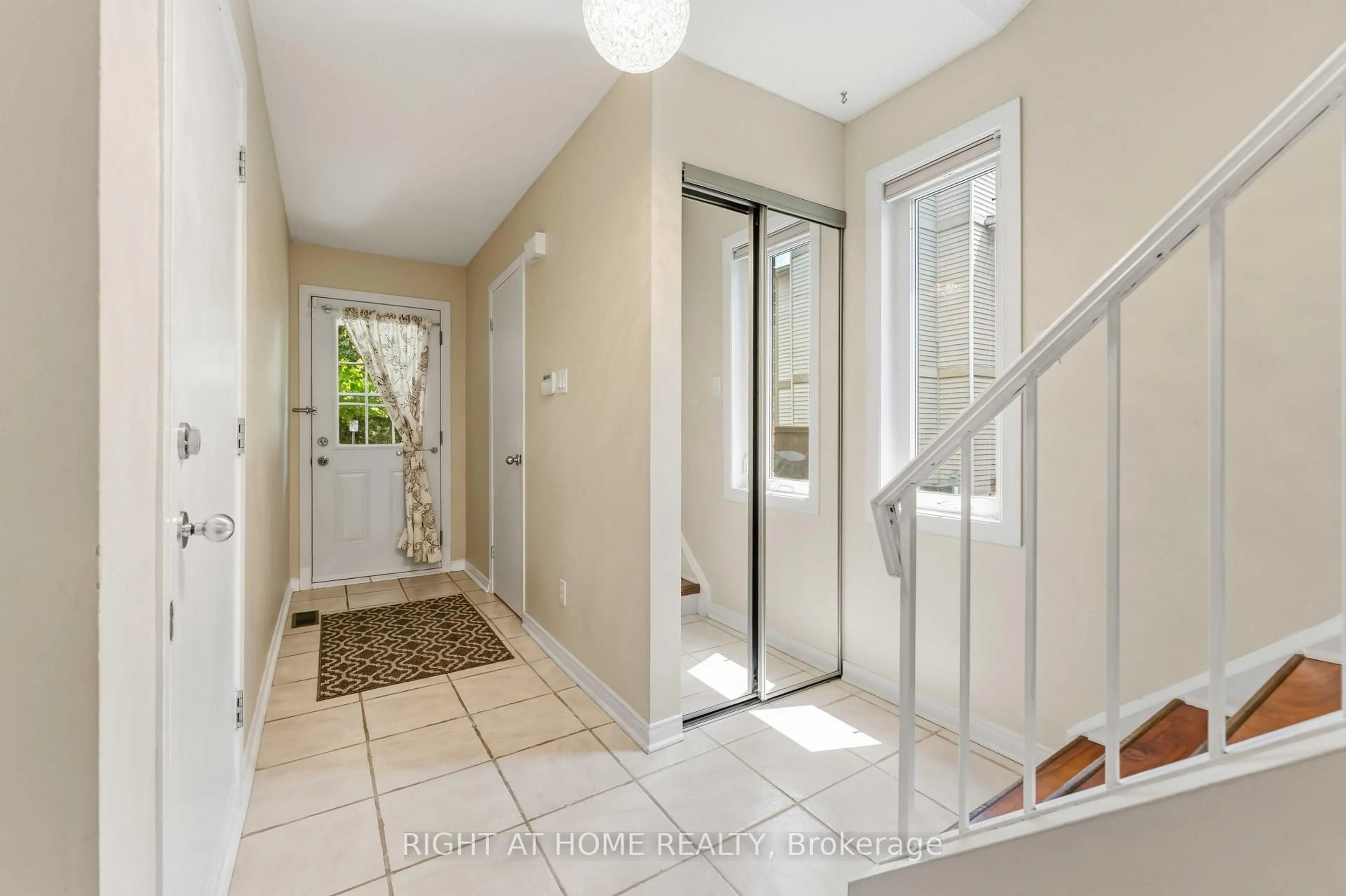 Indoor entryway for 12 Offenbach Lane #F, Ottawa Ontario K2G 4Z9