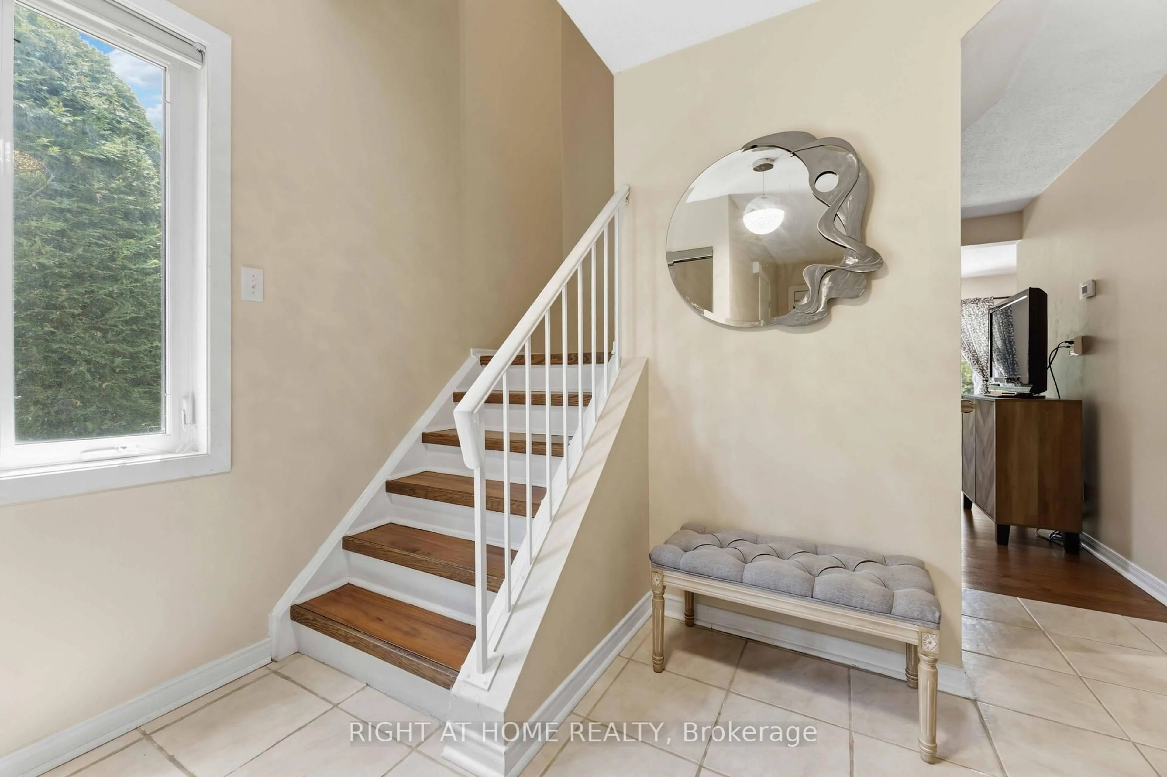 Indoor entryway for 12 Offenbach Lane #F, Ottawa Ontario K2G 4Z9
