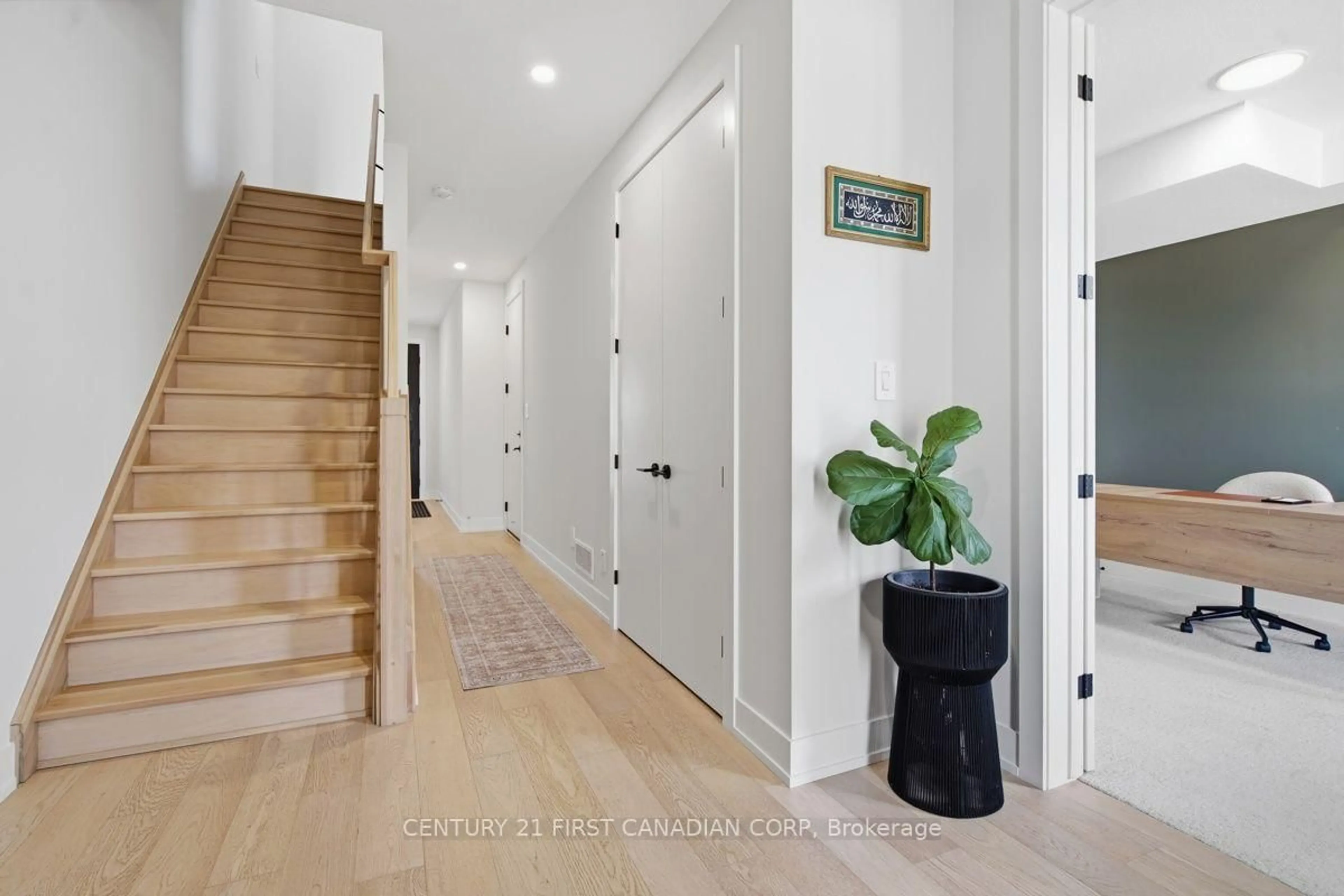 Indoor entryway for 1975 Upperpoint Gate, London South Ontario N6K 0L2