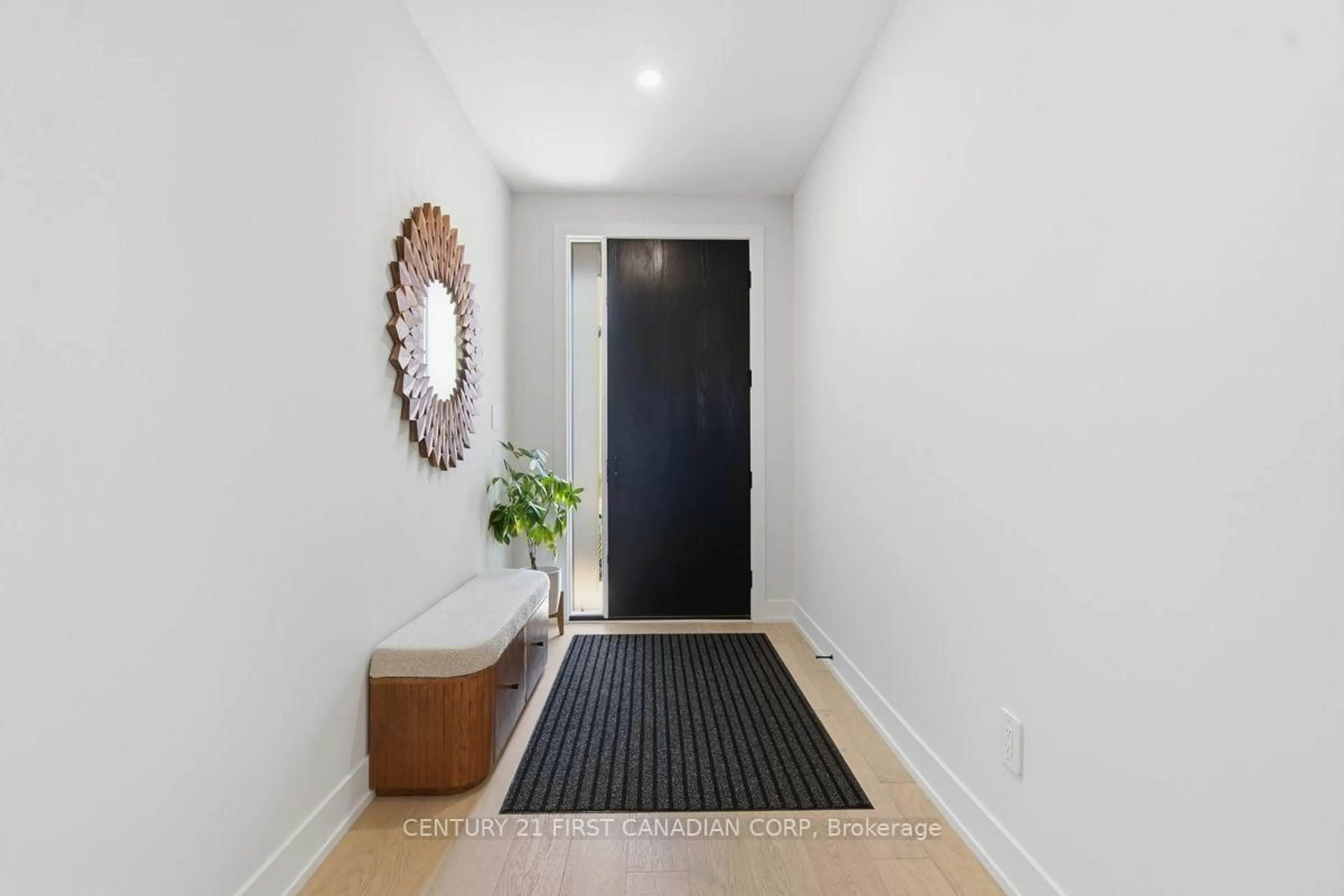 Indoor entryway for 1975 Upperpoint Gate, London South Ontario N6K 0L2