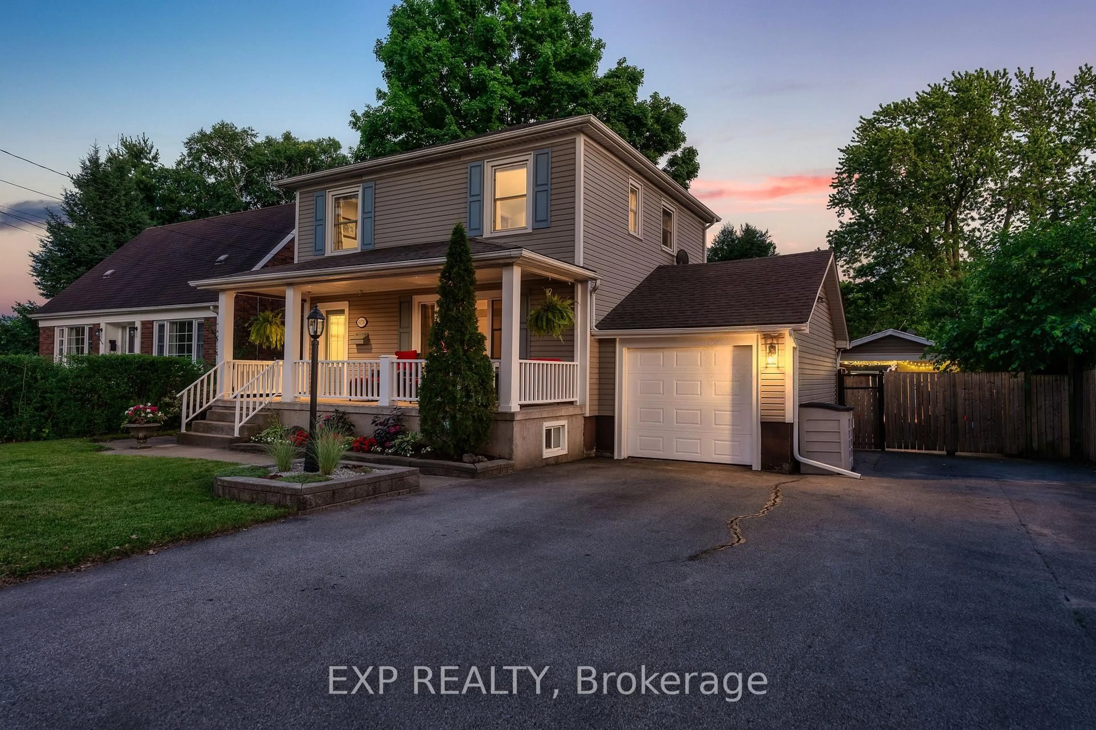 A pic from outside/outdoor area/front of a property/back of a property/a pic from drone, street for 6276 STAMFORD GREEN Dr, Niagara Falls Ontario L2J 1T3