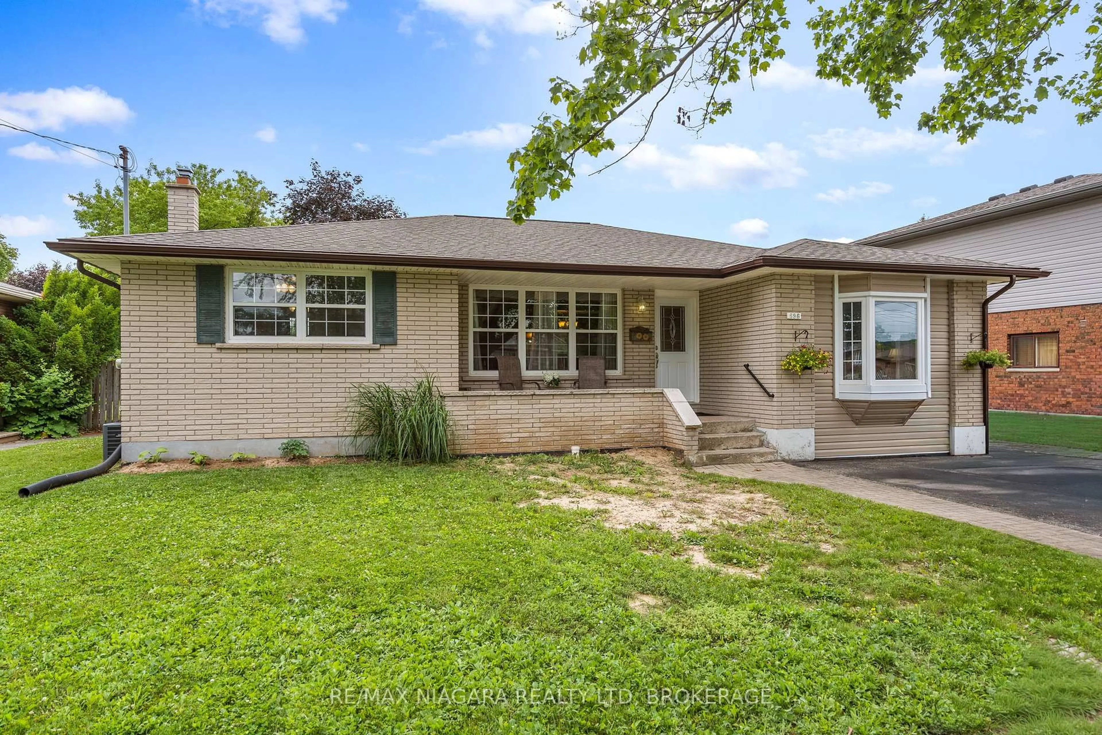 Home with vinyl exterior material, street for 696 Clare Ave, Welland Ontario L3C 3C1