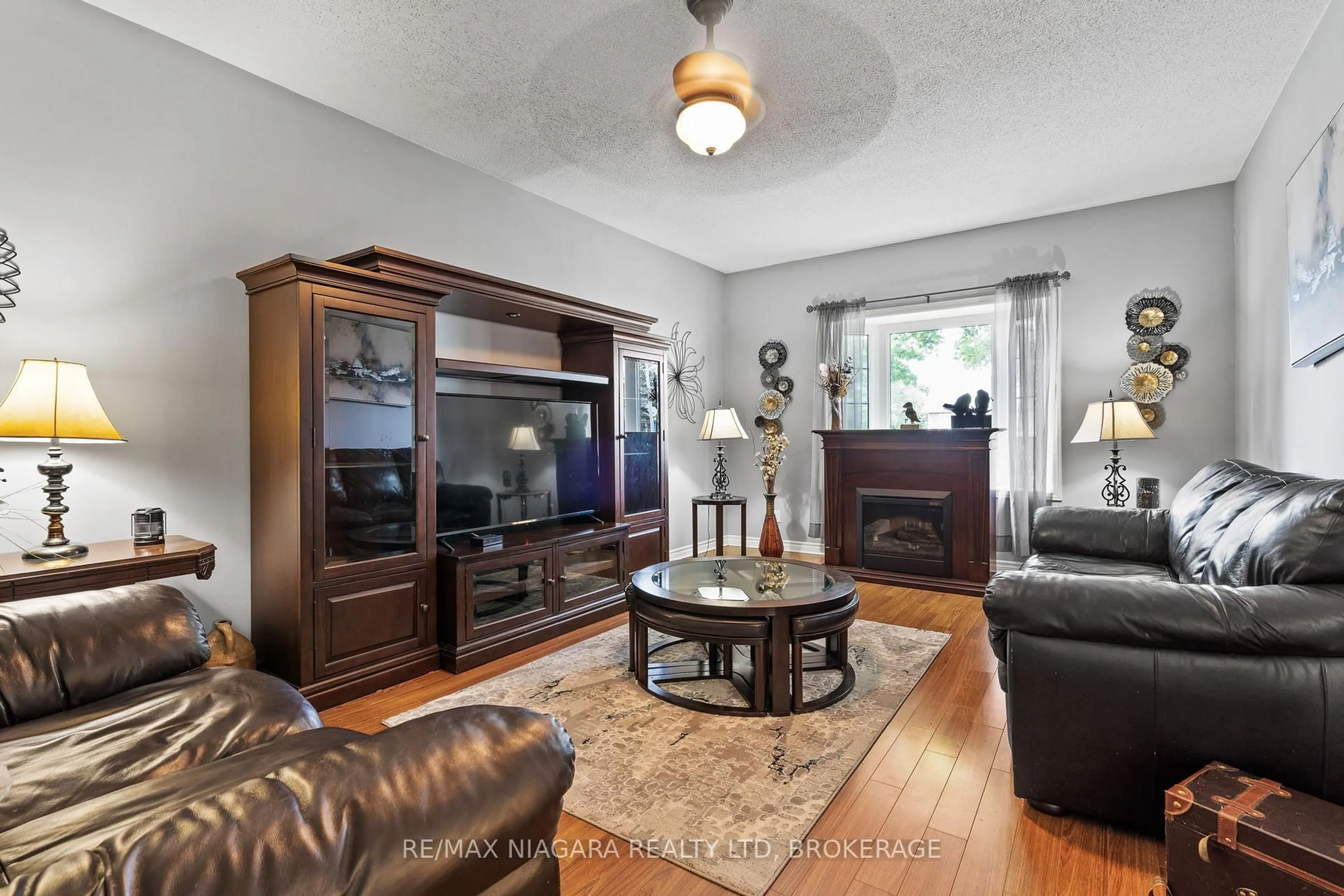 Living room with furniture, unknown for 696 Clare Ave, Welland Ontario L3C 3C1