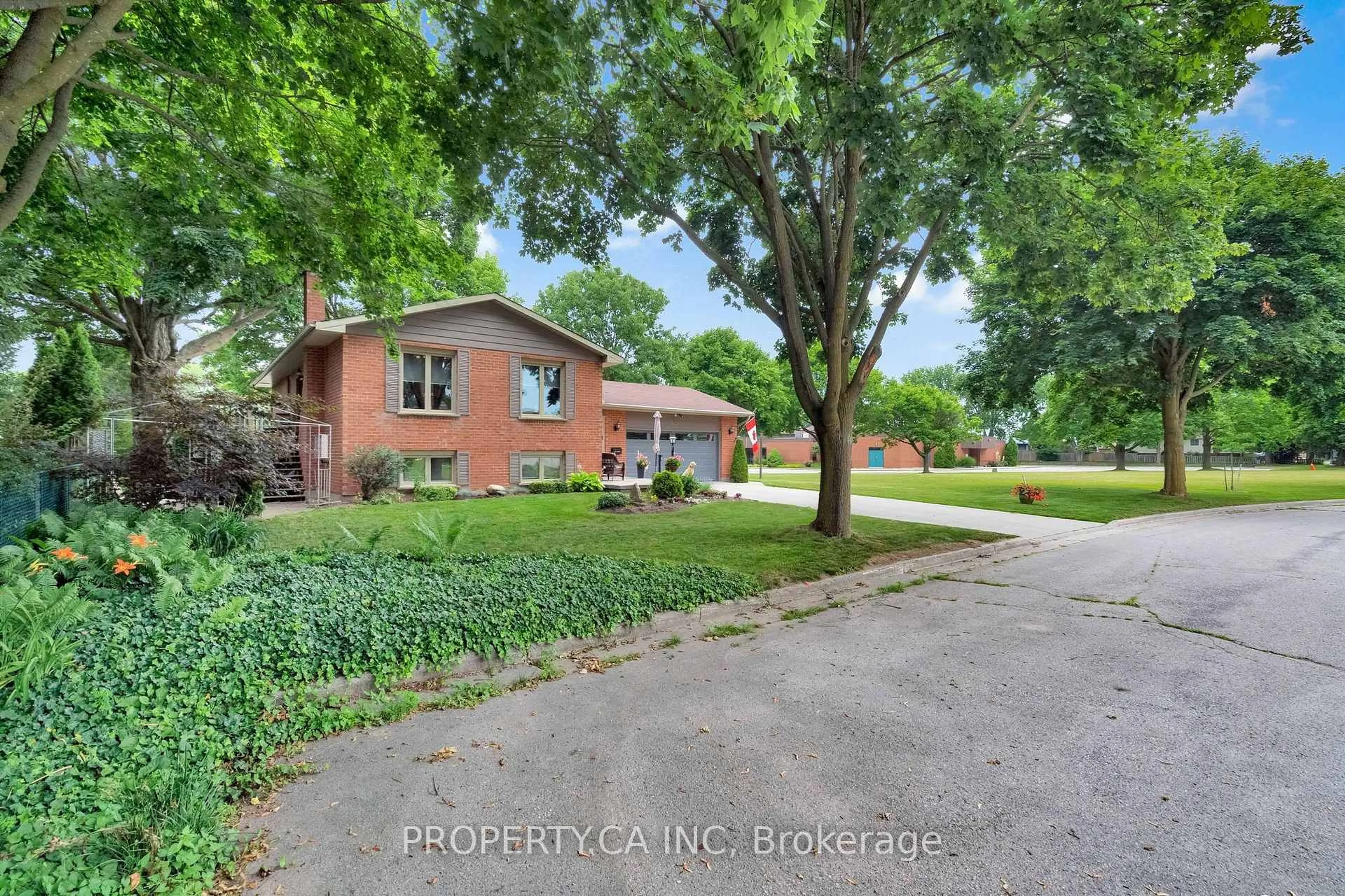 A pic from outside/outdoor area/front of a property/back of a property/a pic from drone, street for 1620 Farmbrook Rd, London East Ontario N5W 5V9
