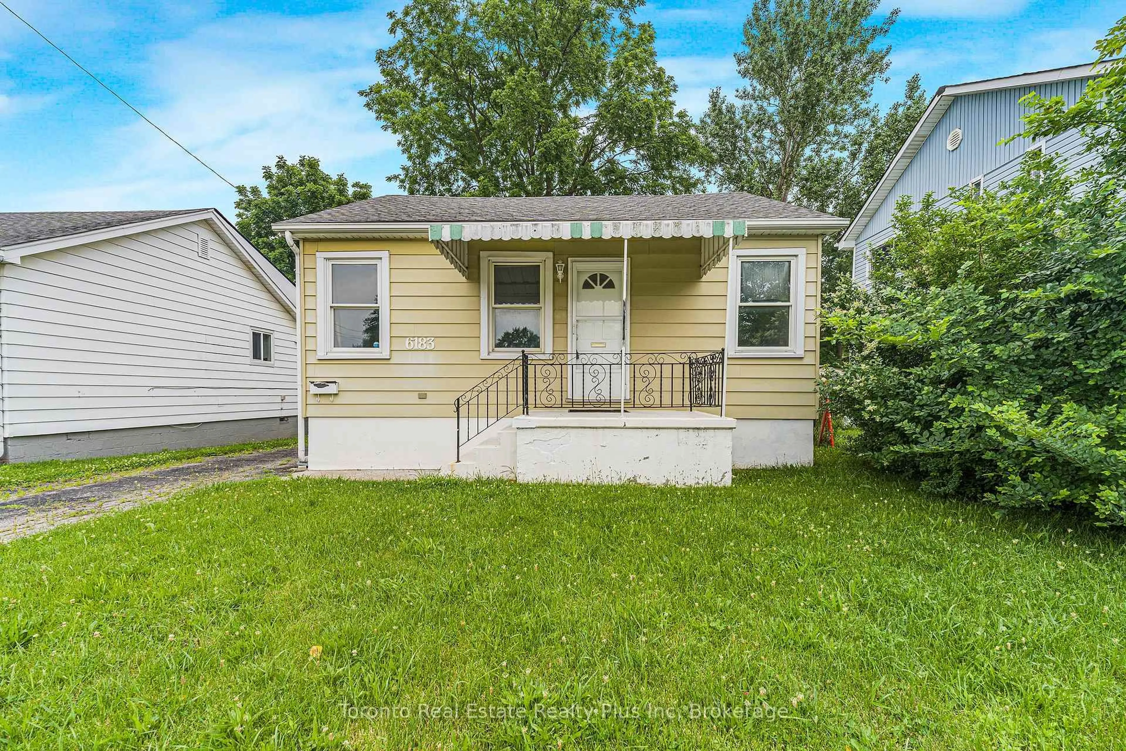 Home with vinyl exterior material, street for 6183 Skinner St, Niagara Falls Ontario L2G 2Y4