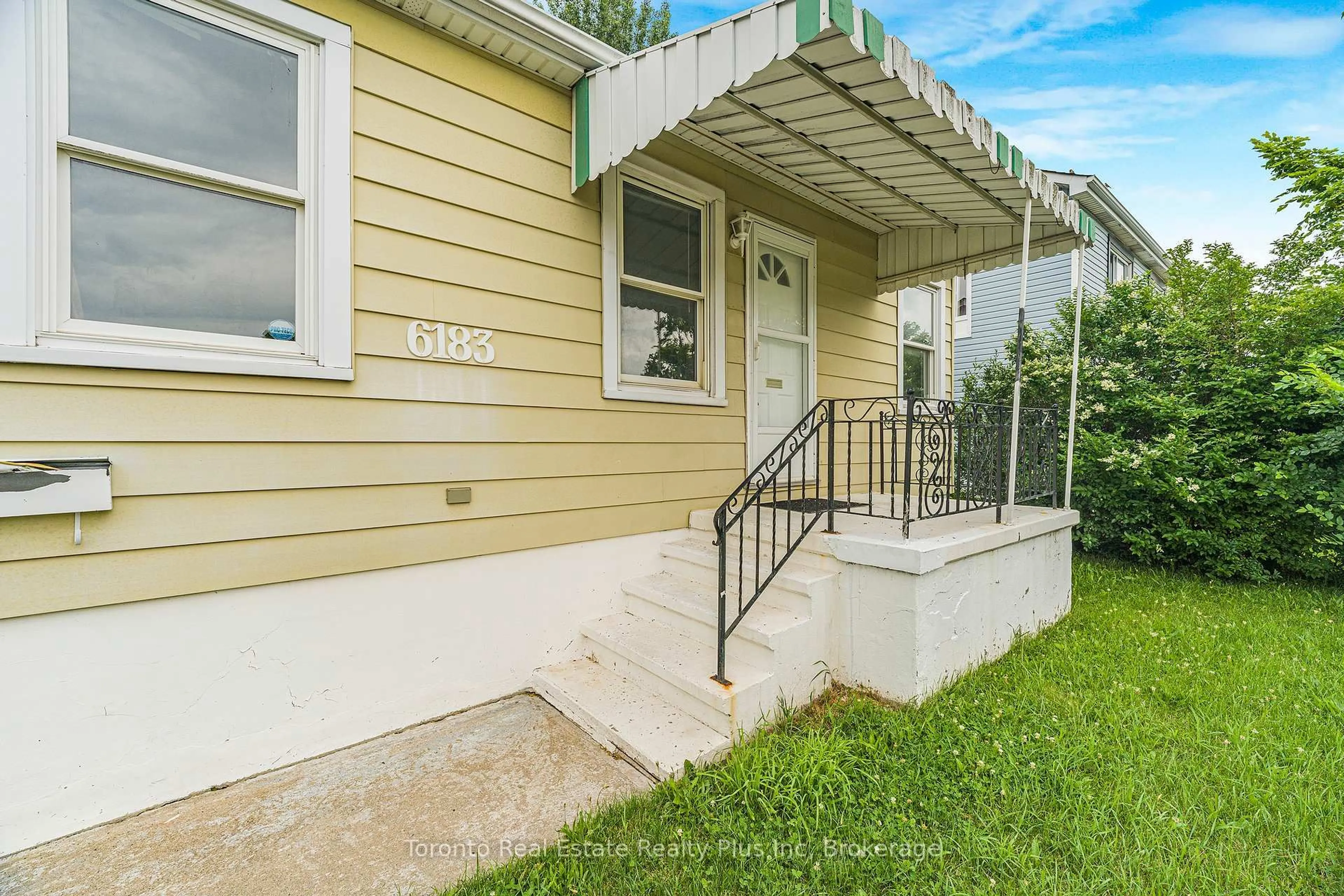 Patio, street for 6183 Skinner St, Niagara Falls Ontario L2G 2Y4