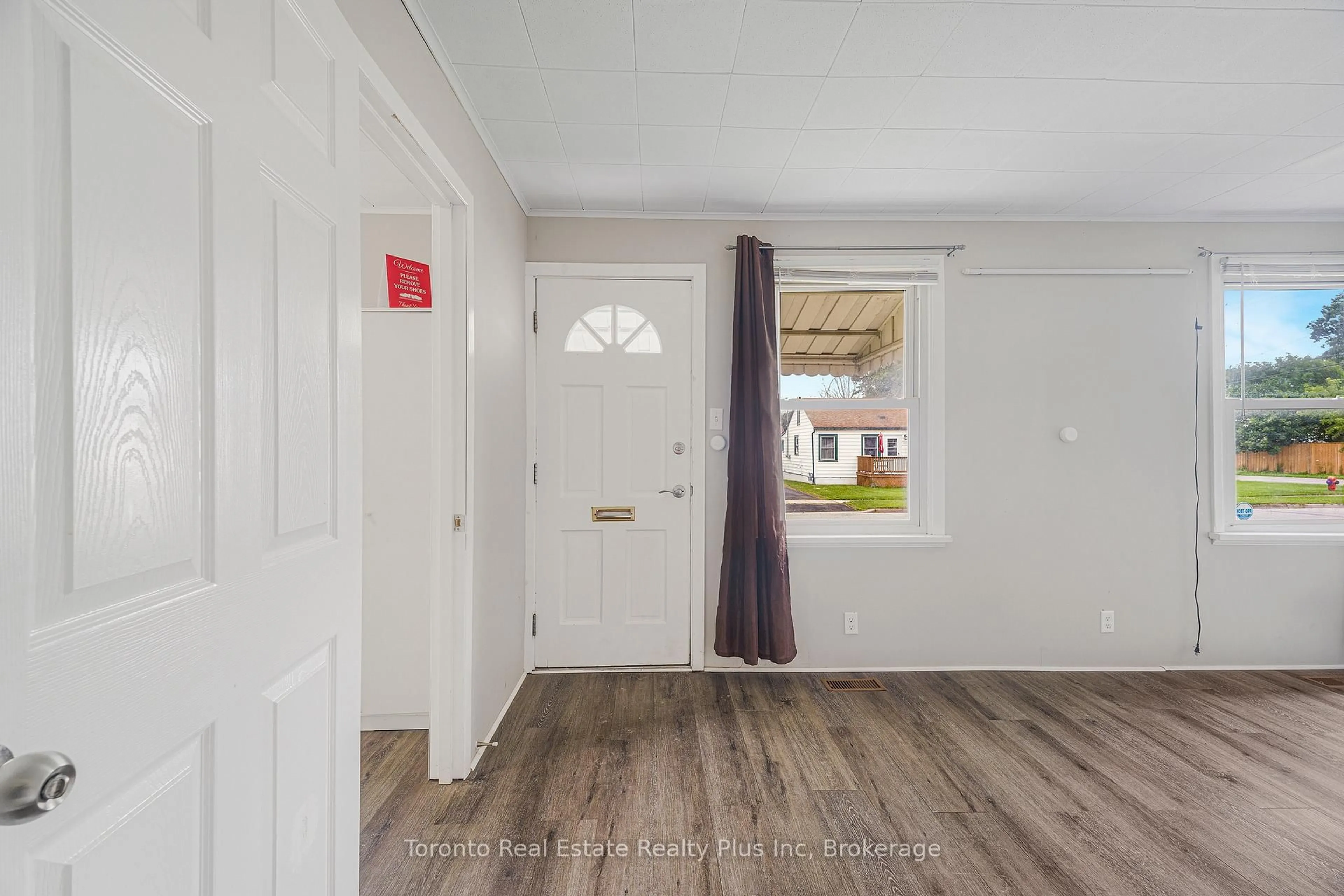 Indoor entryway for 6183 Skinner St, Niagara Falls Ontario L2G 2Y4