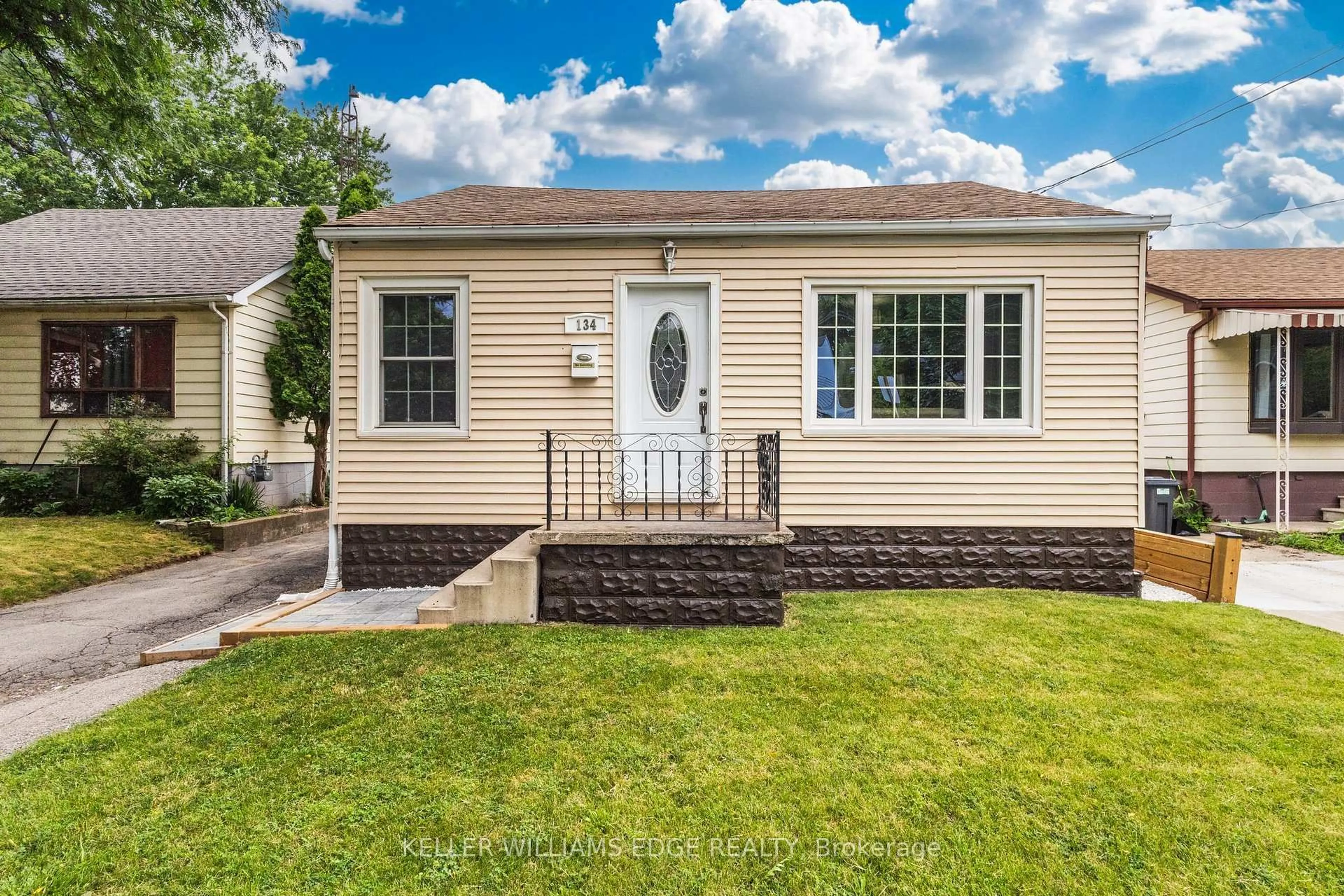 Home with vinyl exterior material, street for 134 Selkirk Ave, Hamilton Ontario L8H 5M2