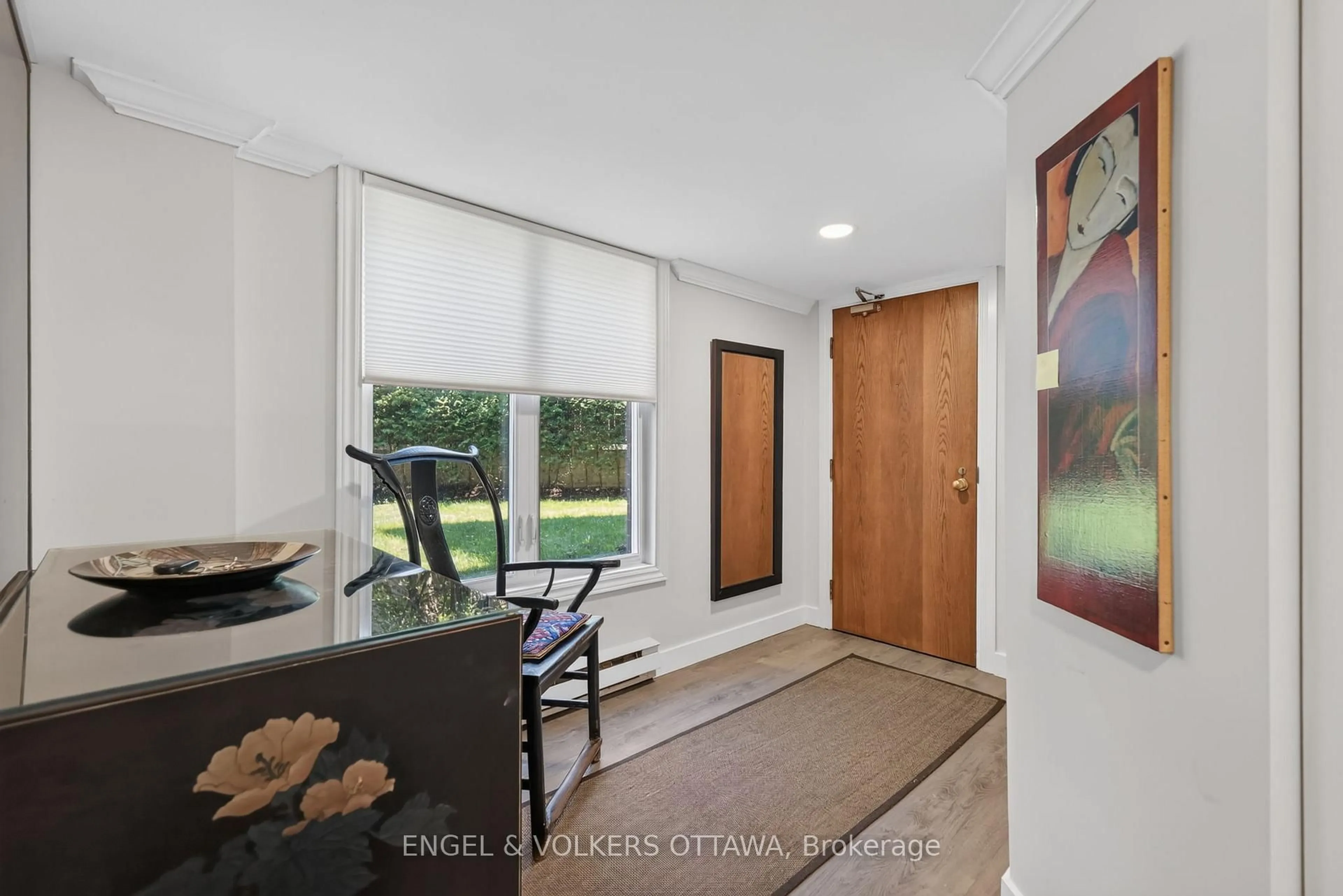 Indoor foyer for 7 Kippewa Dr #106, Ottawa Ontario K1S 3G3