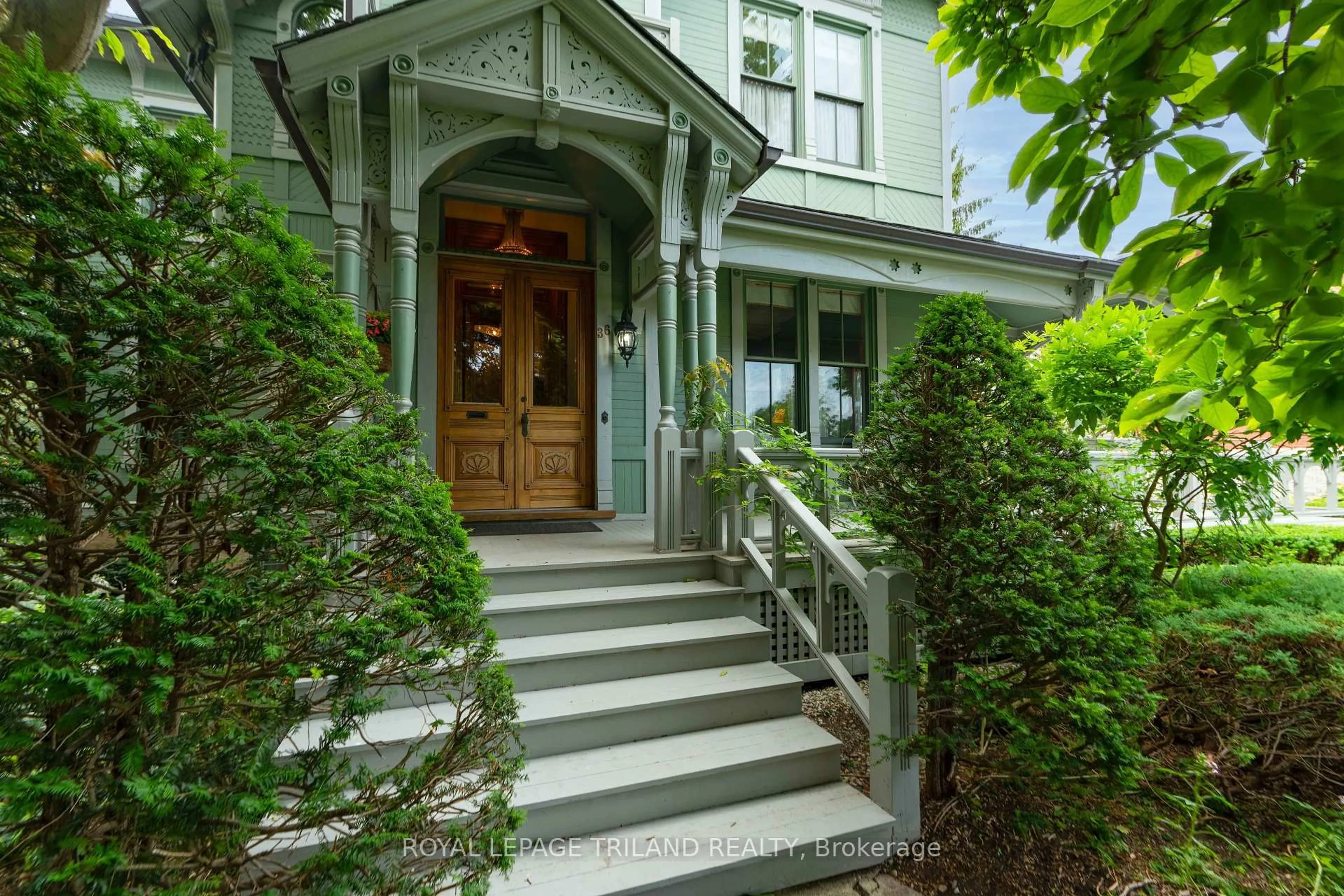 Indoor entryway for 36 Grosvenor St, London East Ontario N6A 1Y5