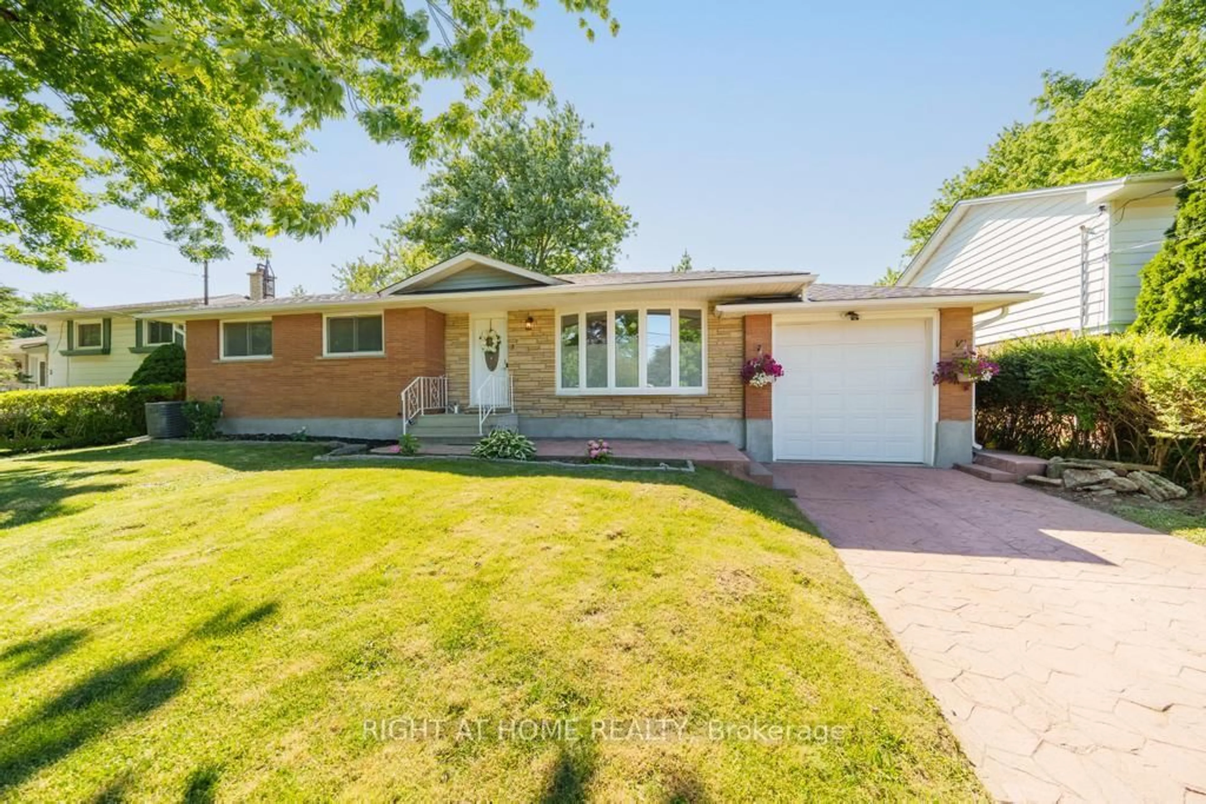 Home with brick exterior material, street for 7 Wallis Ave, West Lincoln Ontario L0R 2A0