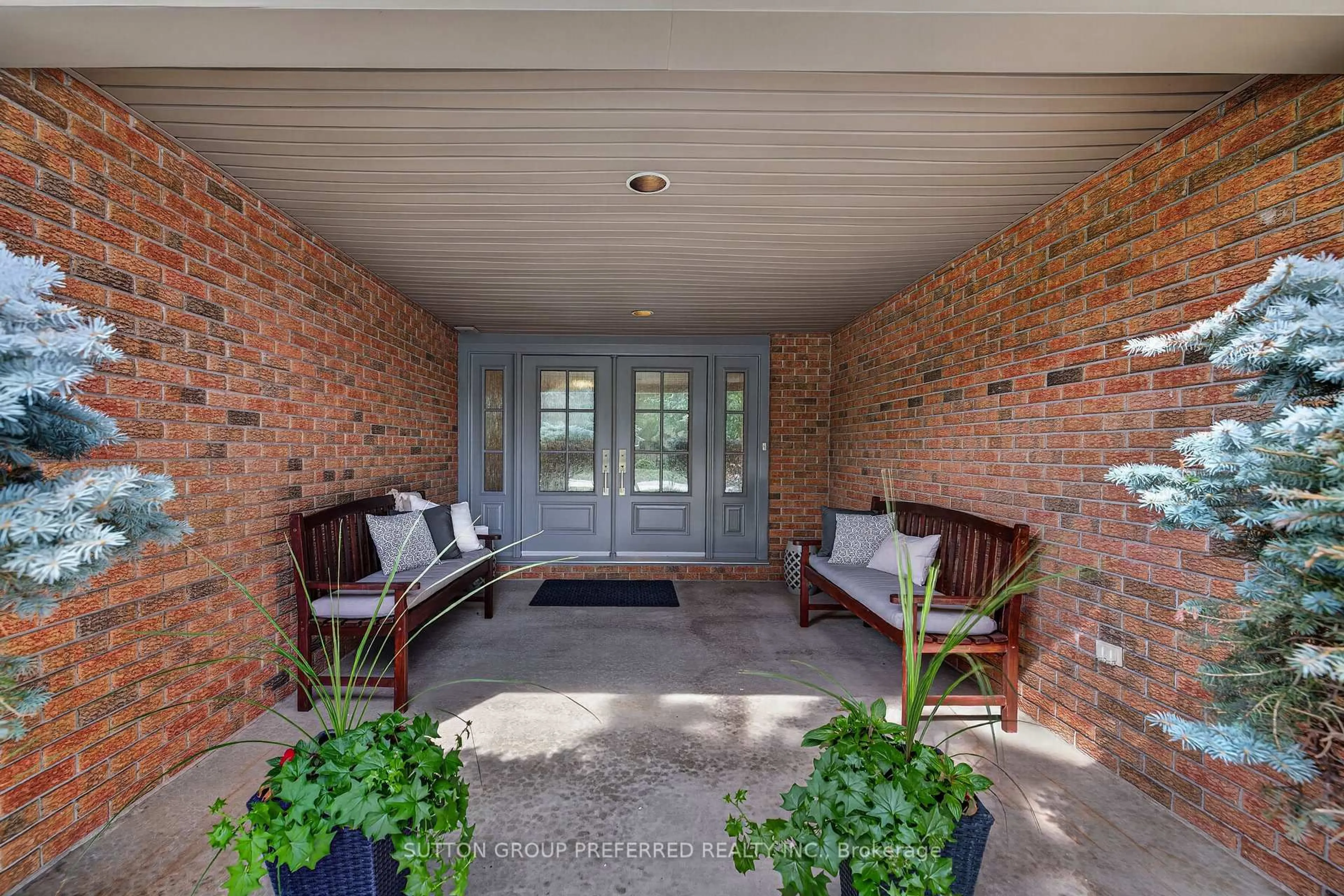 Indoor entryway for 146 Sherwood Pl, Thames Centre Ontario N0L 1G3