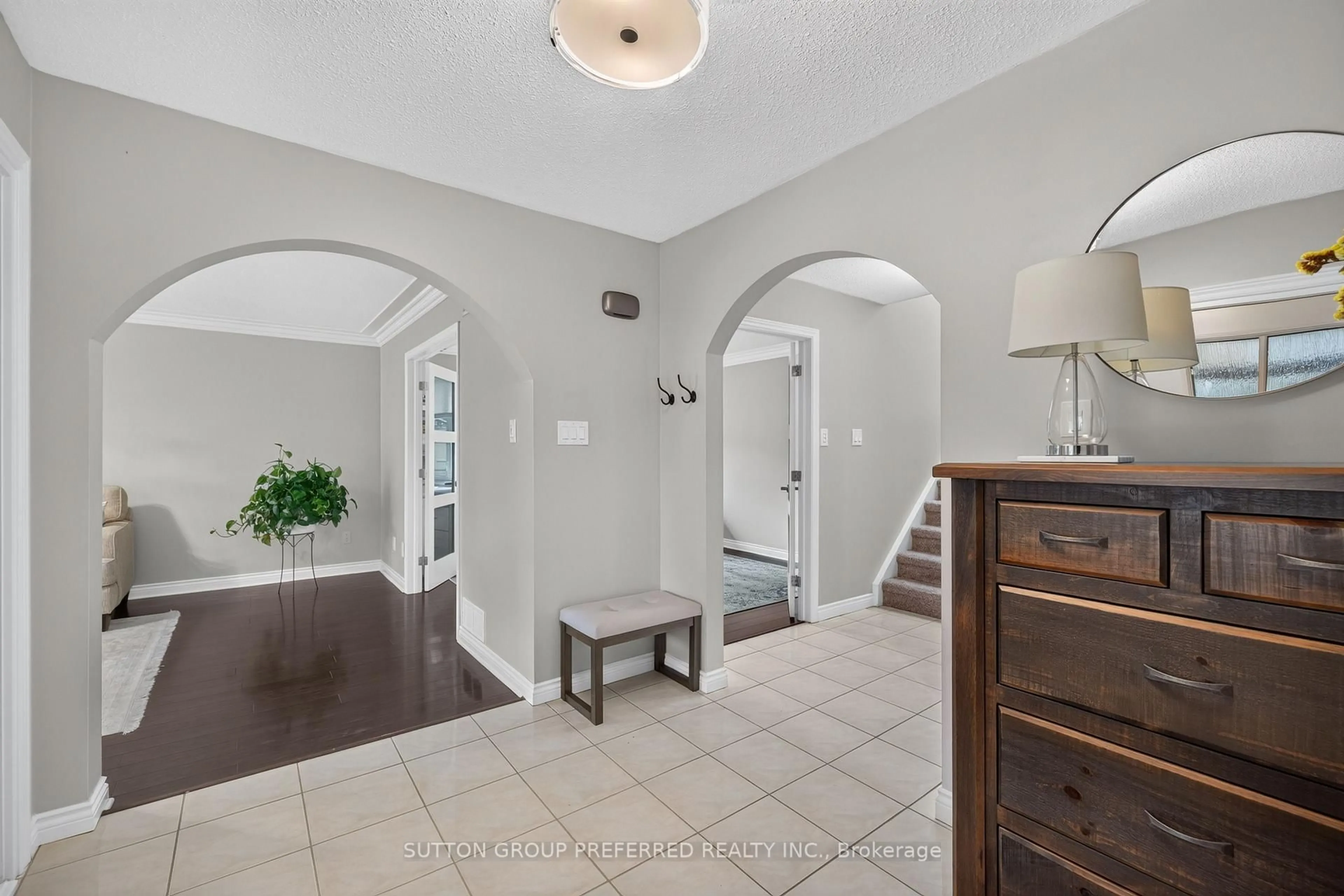 Indoor entryway for 146 Sherwood Pl, Thames Centre Ontario N0L 1G3