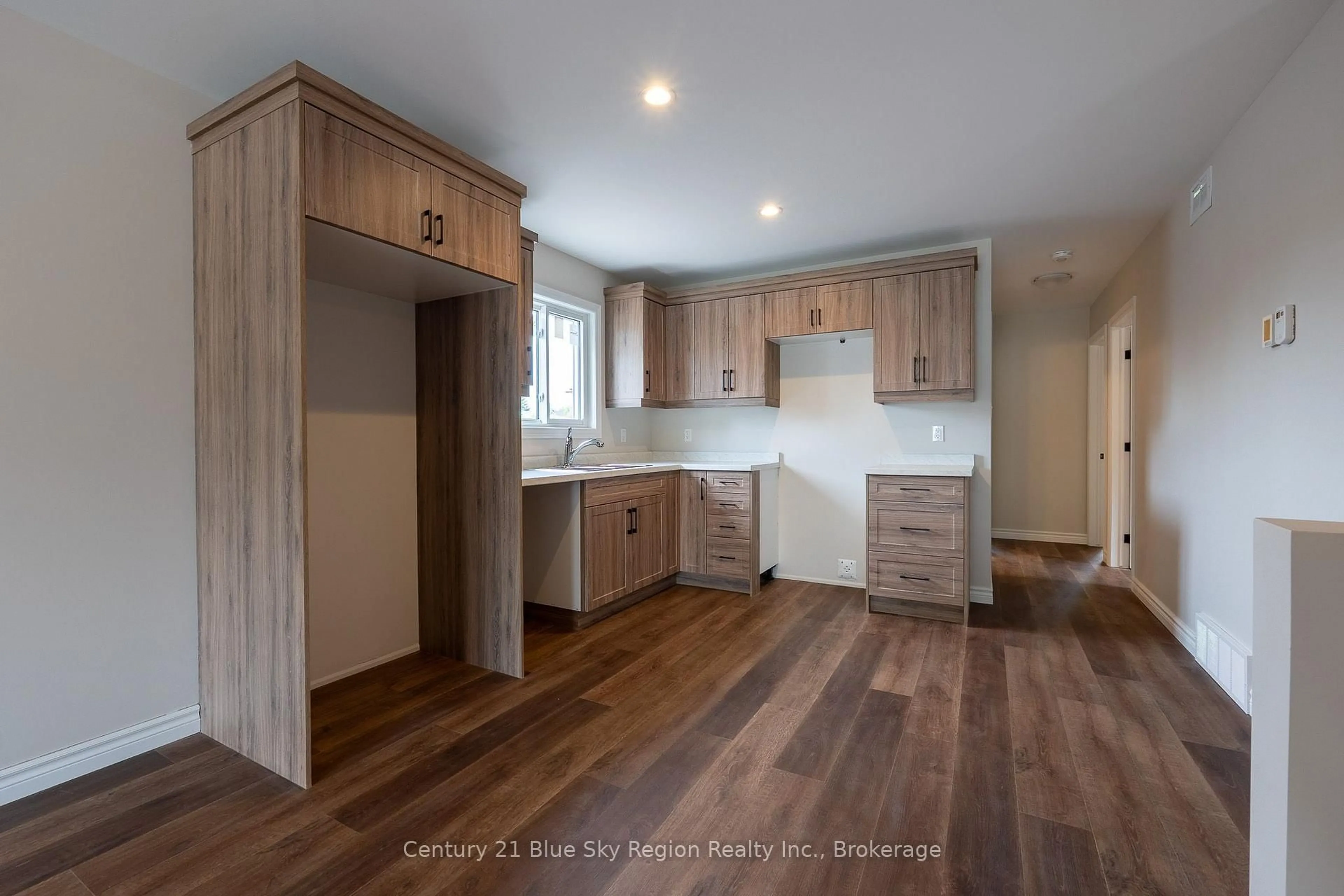 Open concept kitchen, wood/laminate floor for 1556 Fraser St, North Bay Ontario P1B 3Z2