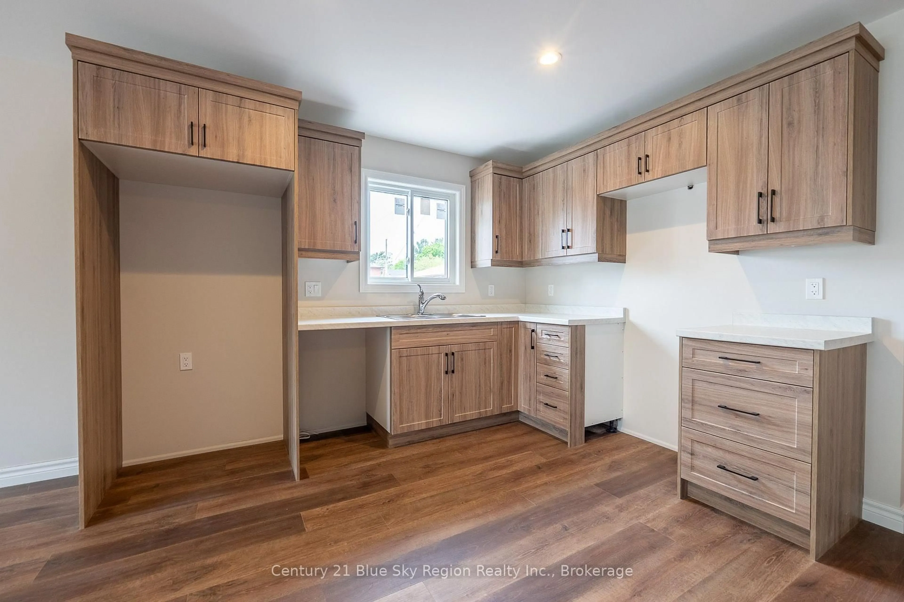 Standard kitchen, wood/laminate floor for 1556 Fraser St, North Bay Ontario P1B 3Z2