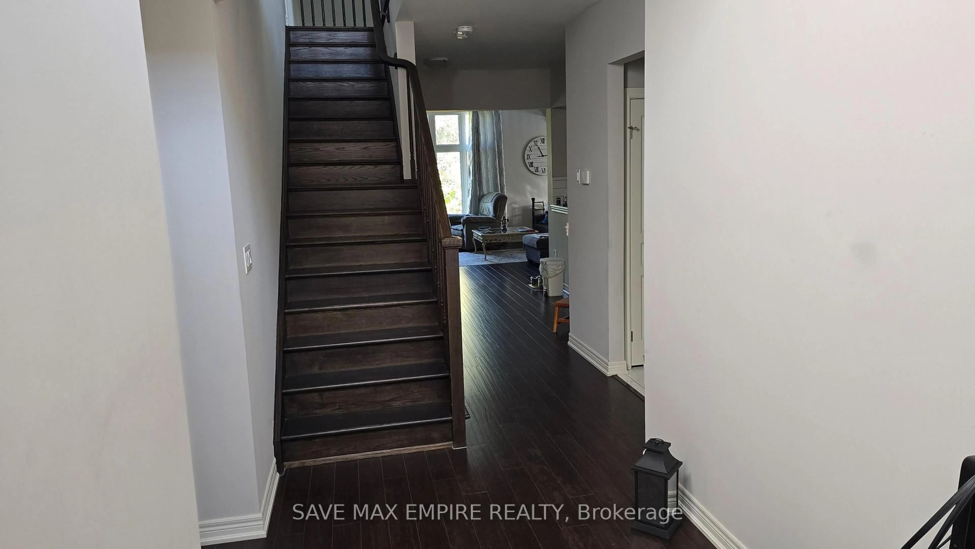 Indoor entryway for 7547 Lionshead Ave, Niagara Falls Ontario L2G 0A6
