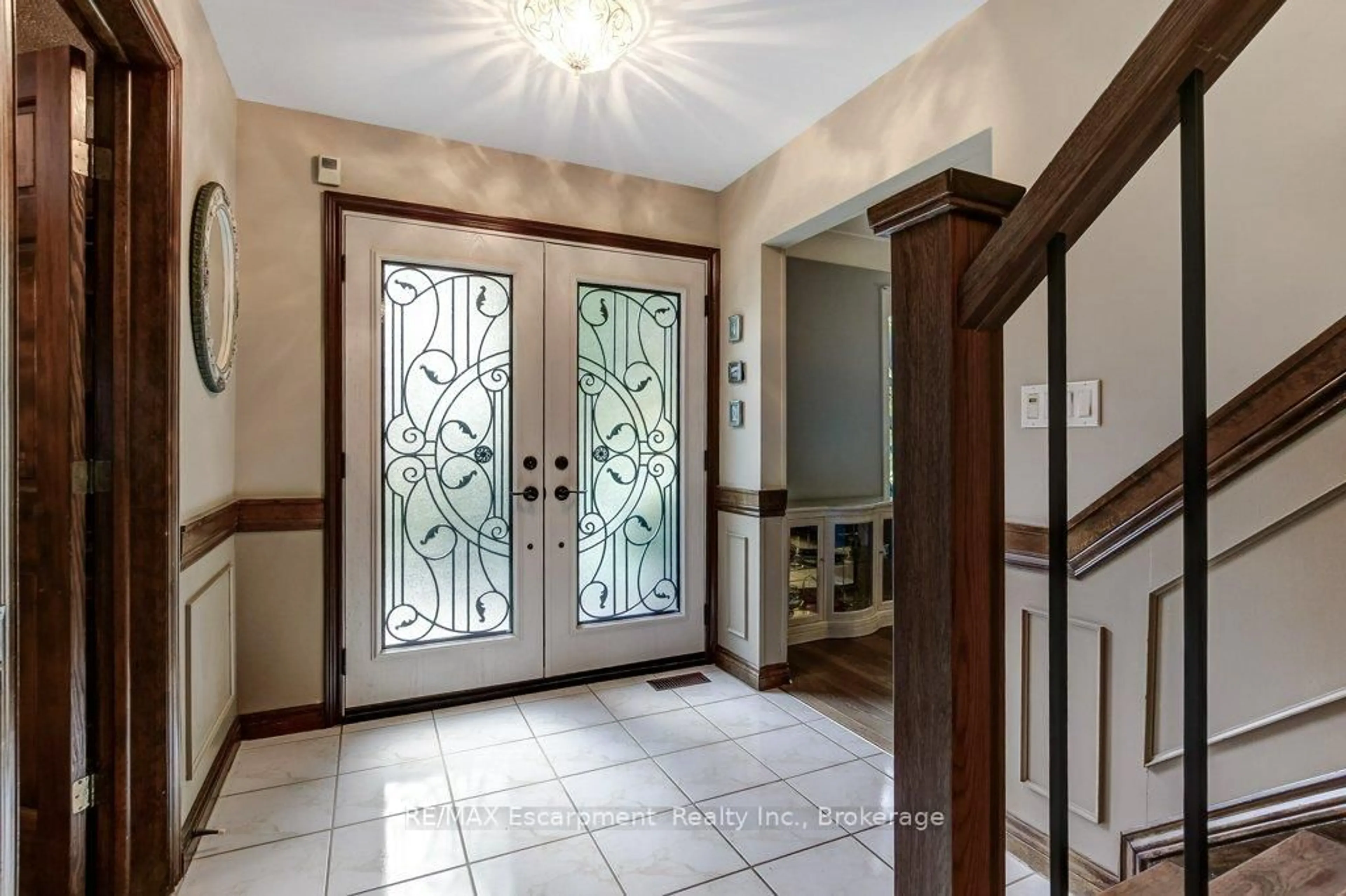 Indoor entryway for 215 Briar Hill Cres, Hamilton Ontario L9G 3M9