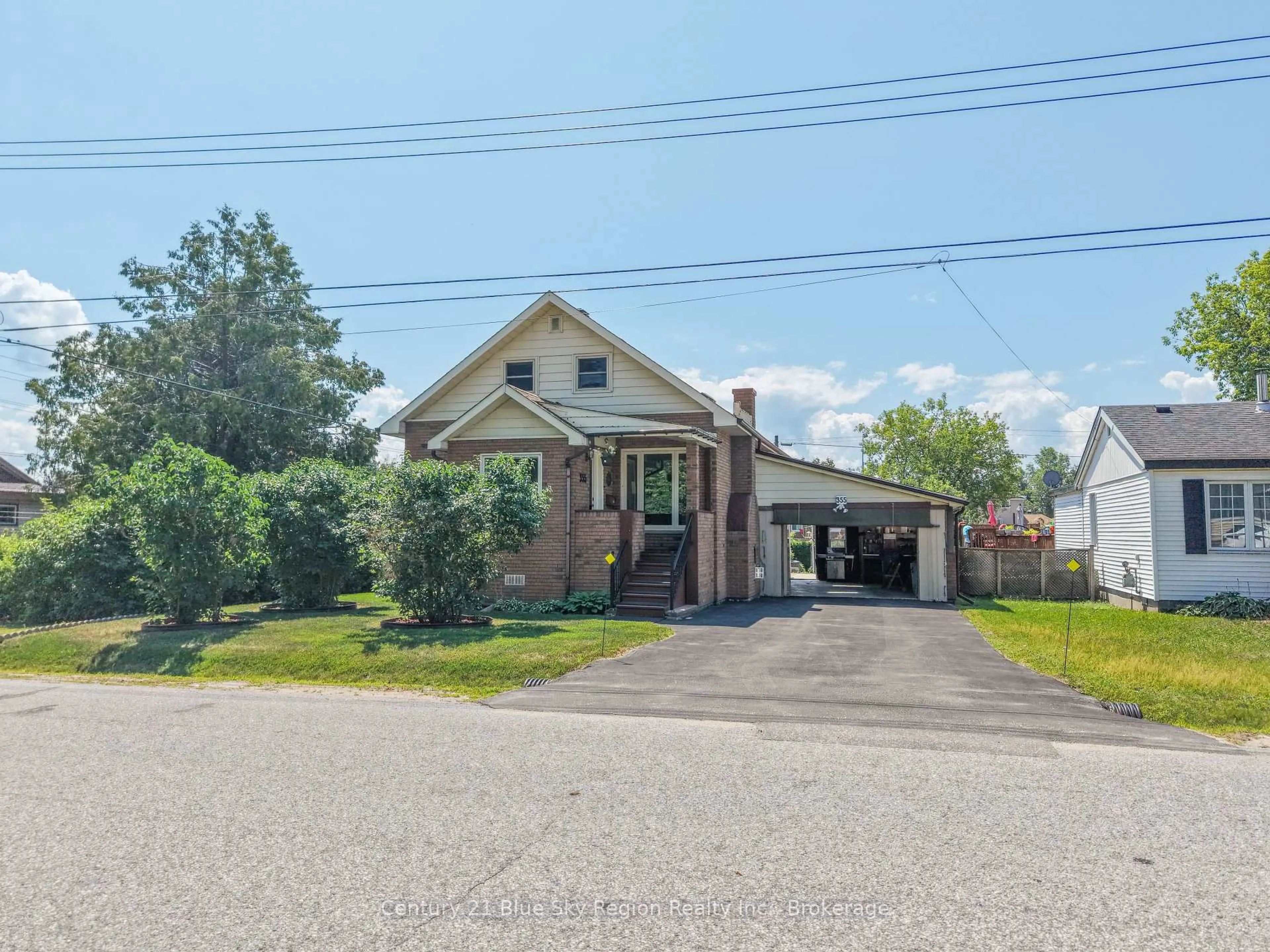 A pic from outside/outdoor area/front of a property/back of a property/a pic from drone, street for 355 Hutcheson Ave, North Bay Ontario P1B 6Z1