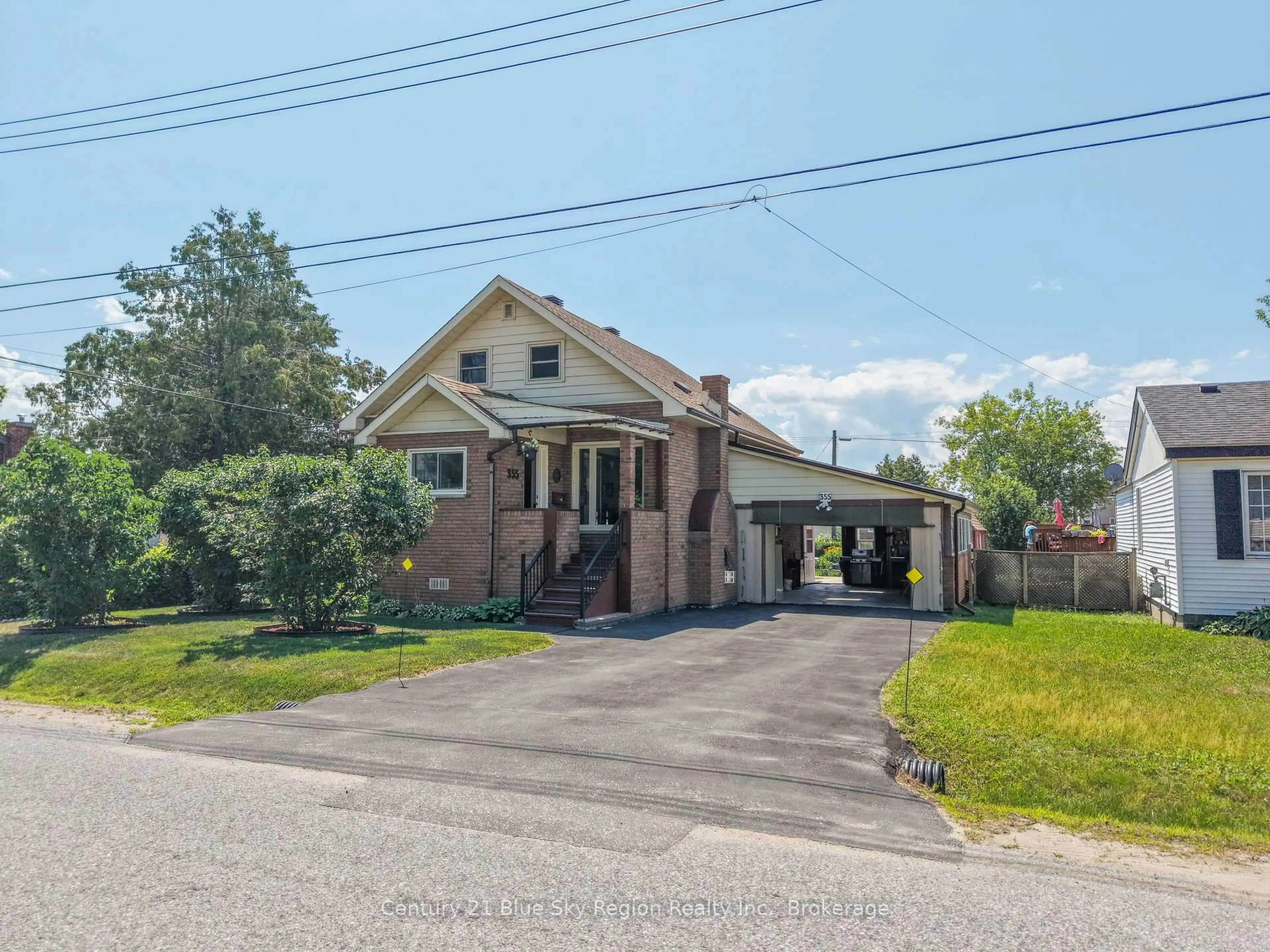 A pic from outside/outdoor area/front of a property/back of a property/a pic from drone, street for 355 Hutcheson Ave, North Bay Ontario P1B 6Z1