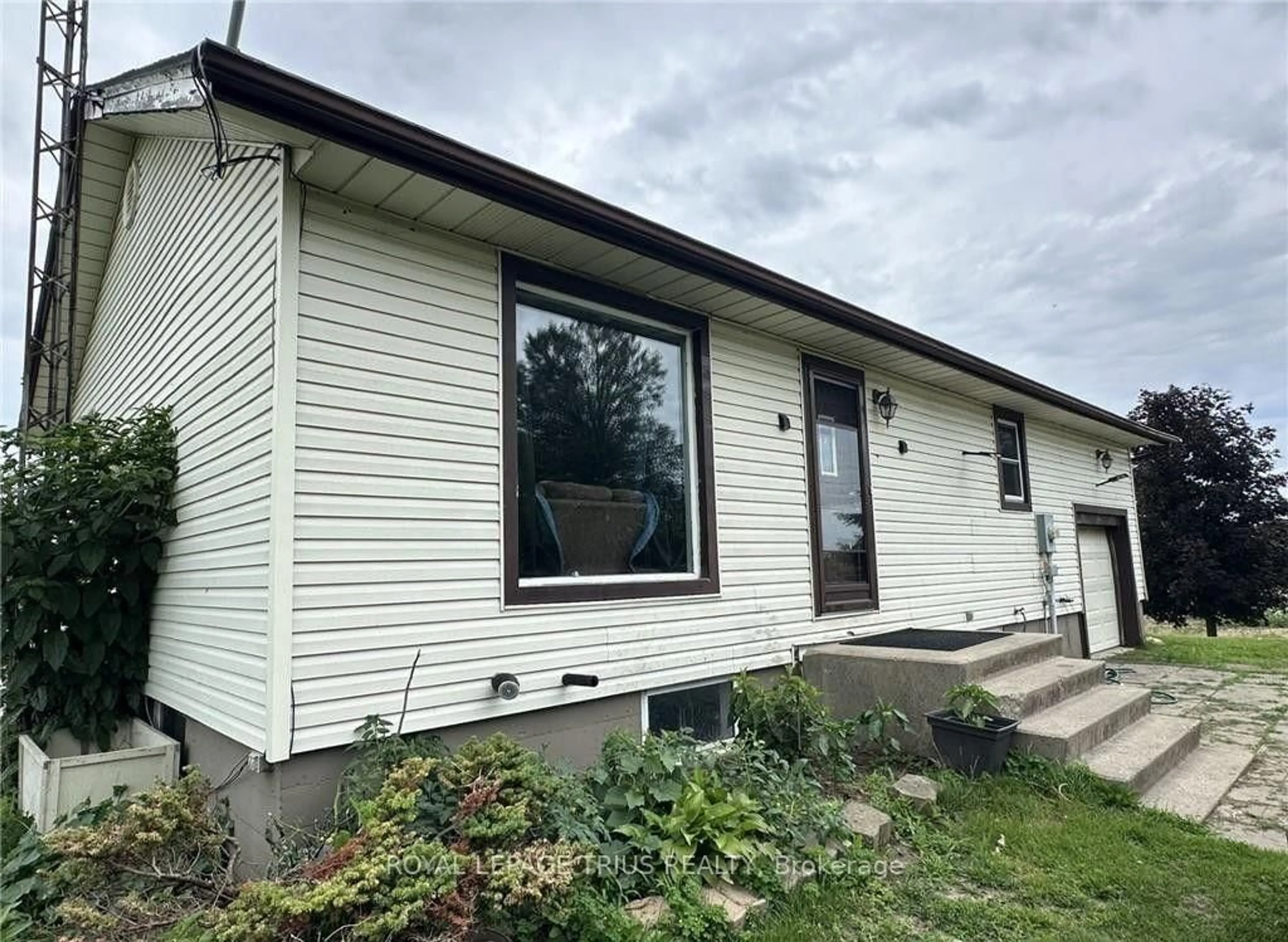 Home with vinyl exterior material, building for 915 Windham East Quarter Line Rd, Norfolk Ontario N3Y 4K3