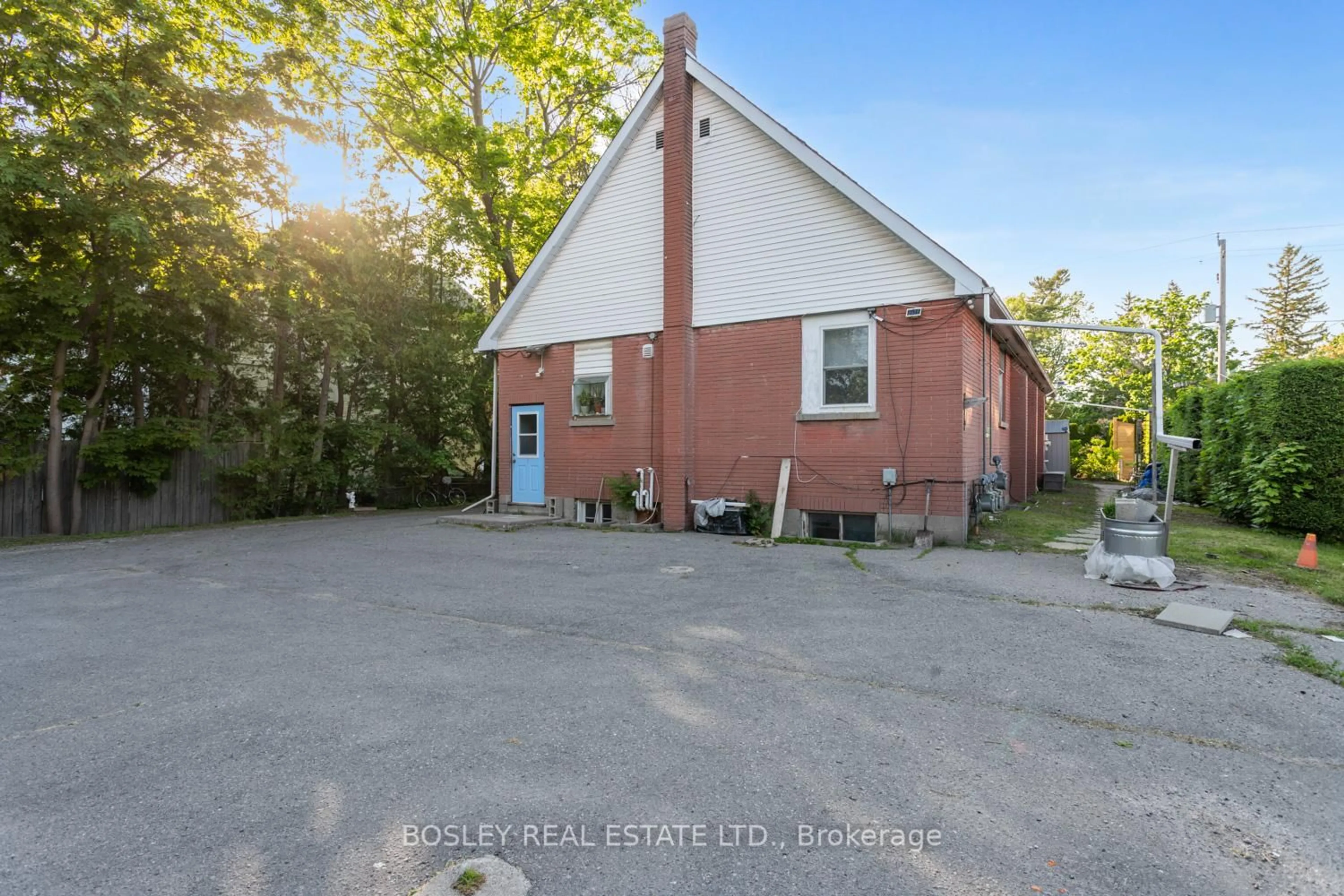 A pic from outside/outdoor area/front of a property/back of a property/a pic from drone, street for 131 King St, Cobourg Ontario K9A 1L2