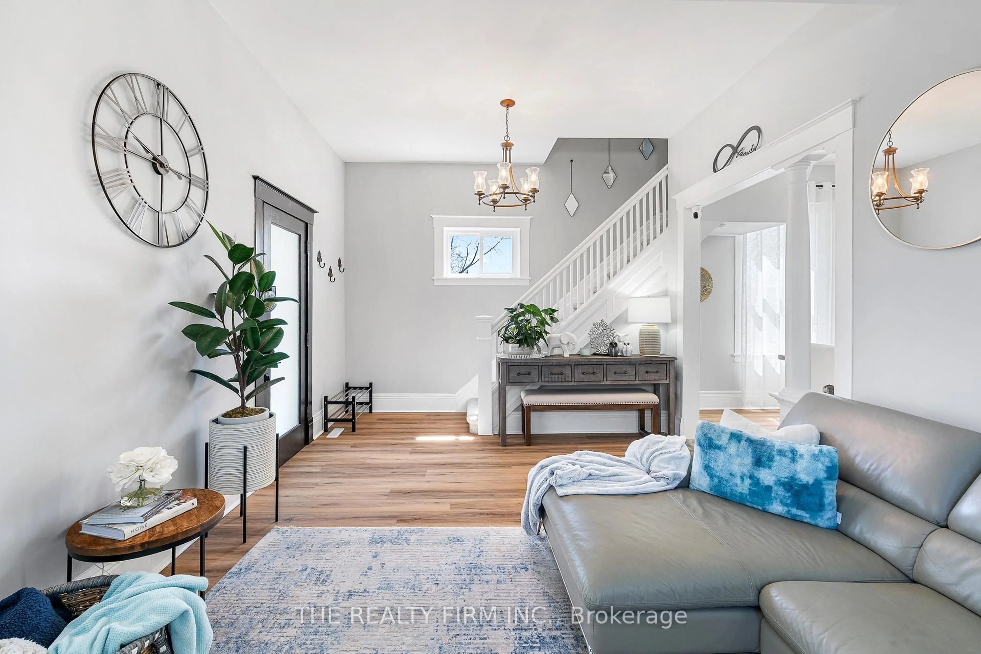 Indoor entryway for 31 Fifth Ave, St. Thomas Ontario N5R 4C2