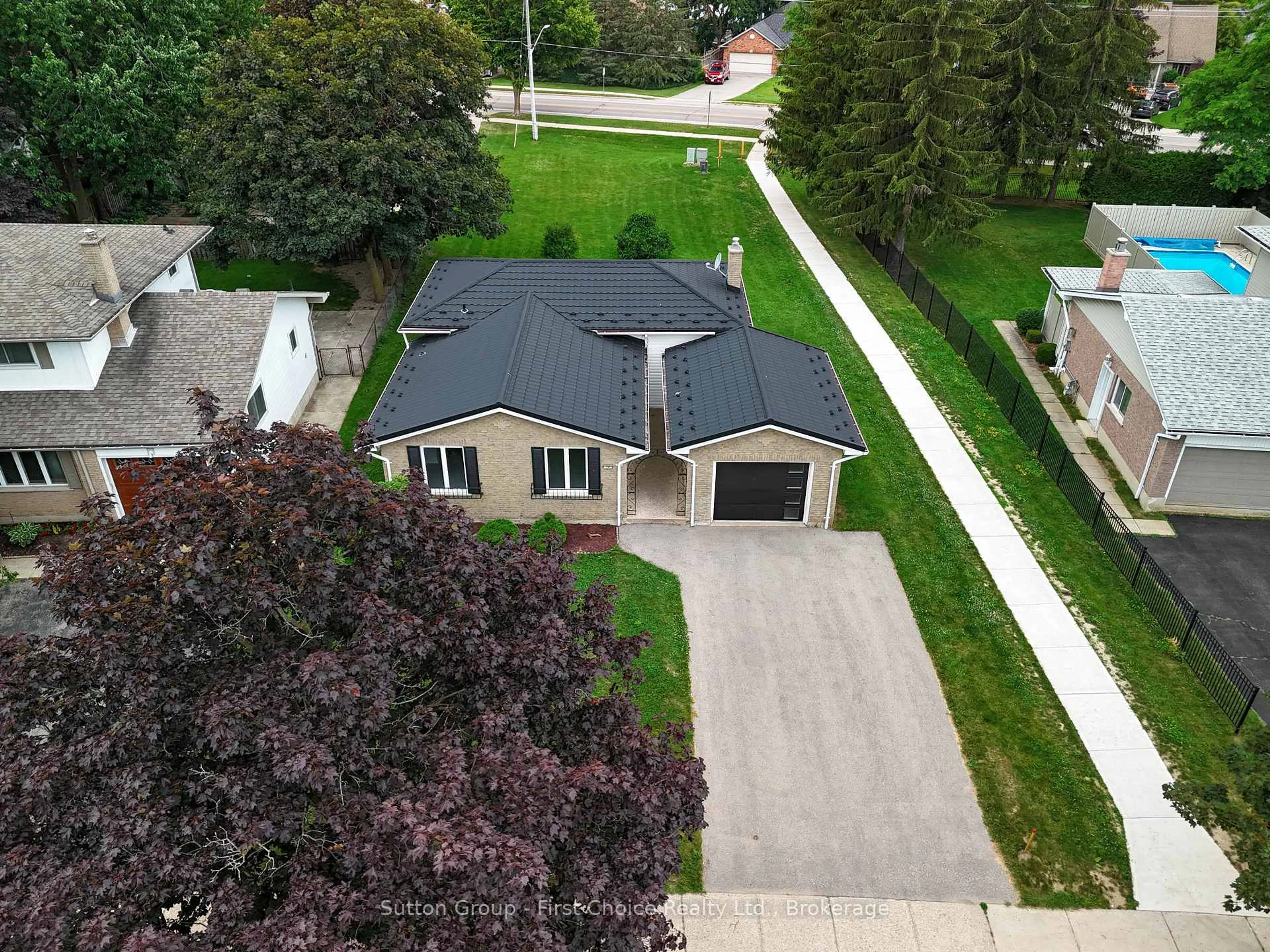A pic from outside/outdoor area/front of a property/back of a property/a pic from drone, street for 70 Bedford Dr, Stratford Ontario N5A 5J5