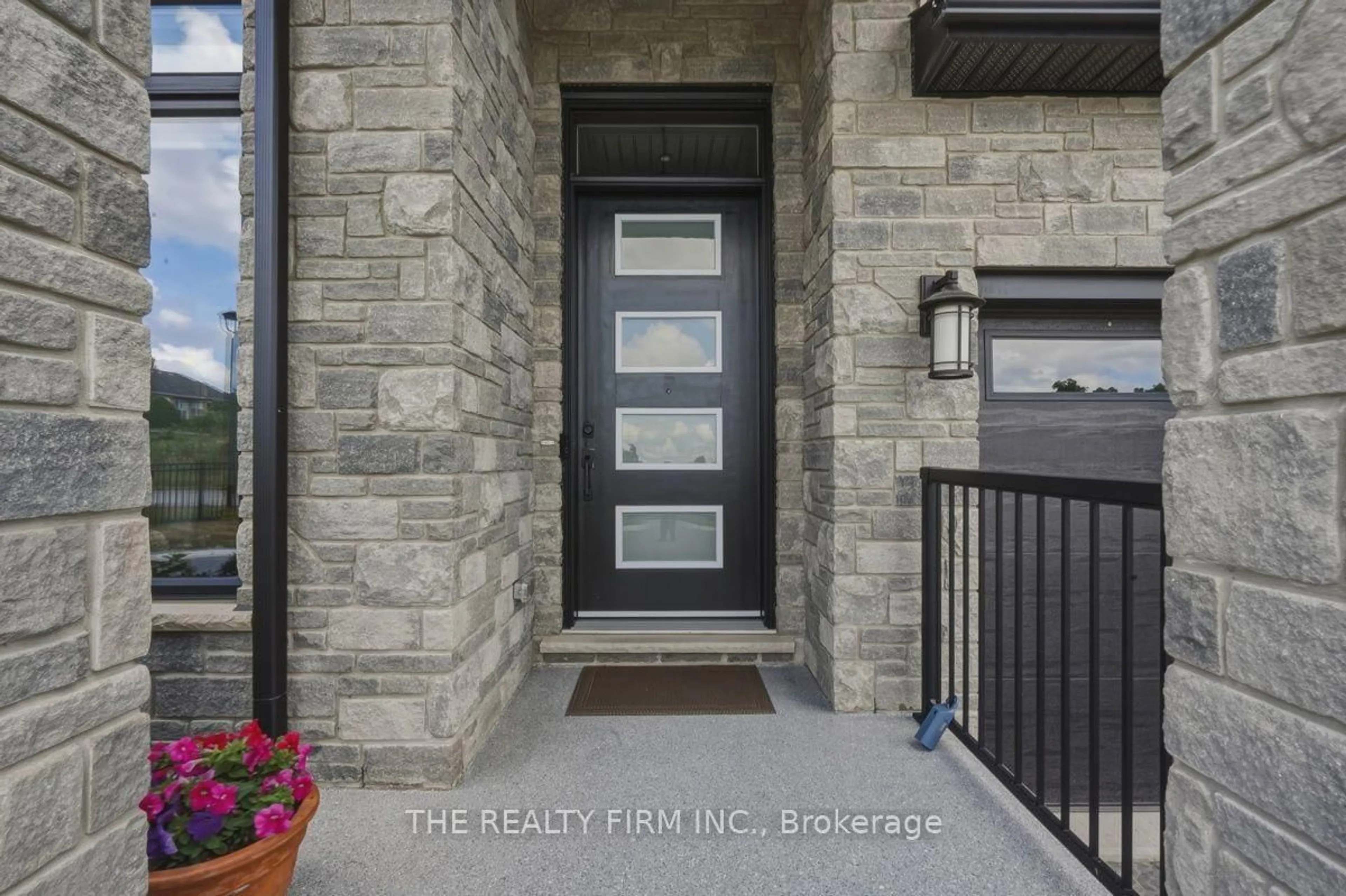 Indoor entryway for 6990 Clayton Walk #1, London South Ontario N6P 0B2