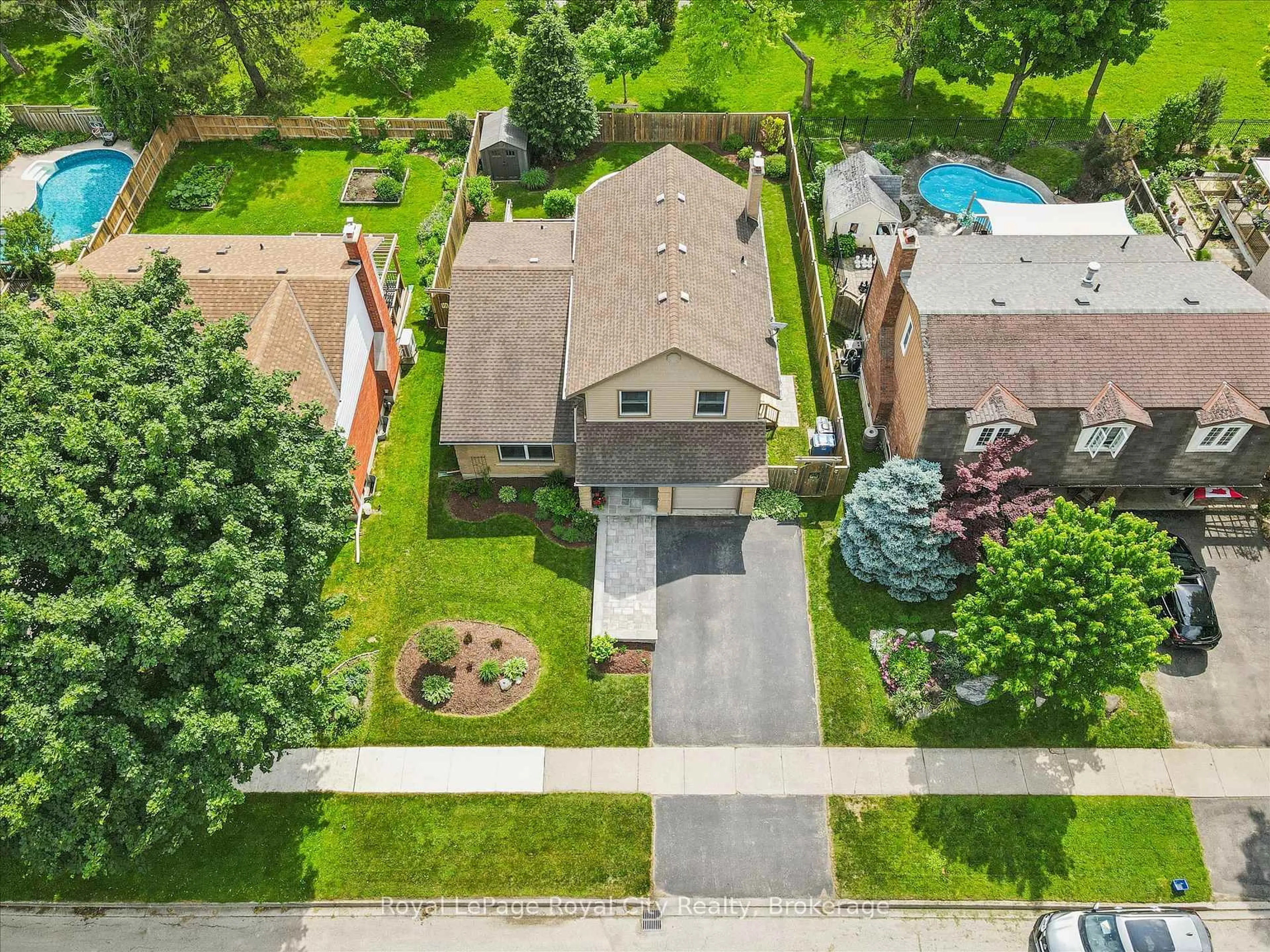 A pic from outside/outdoor area/front of a property/back of a property/a pic from drone, street for 38 Shadybrook Cres, Guelph Ontario N1G 3G5