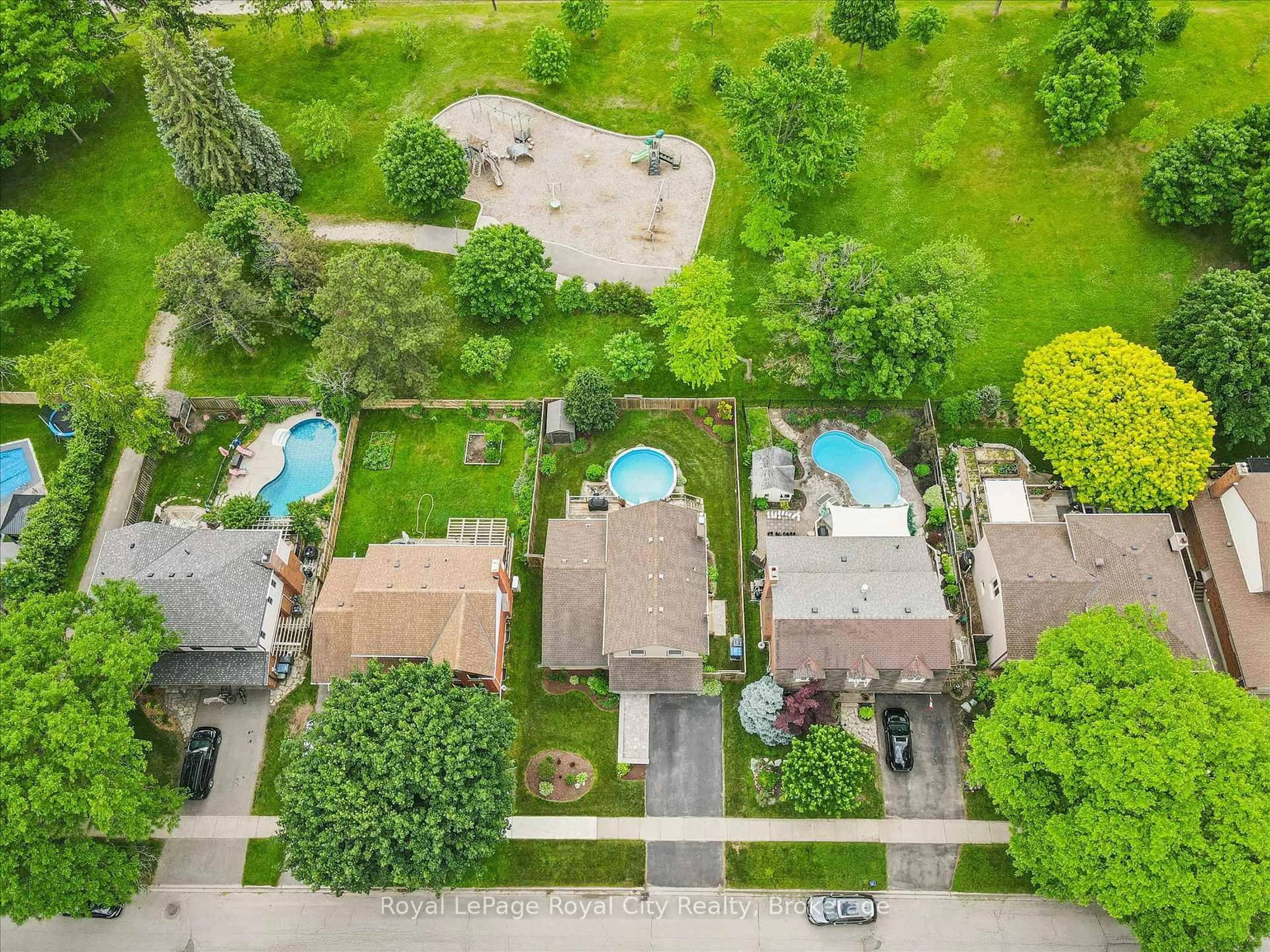 A pic from outside/outdoor area/front of a property/back of a property/a pic from drone, street for 38 Shadybrook Cres, Guelph Ontario N1G 3G5