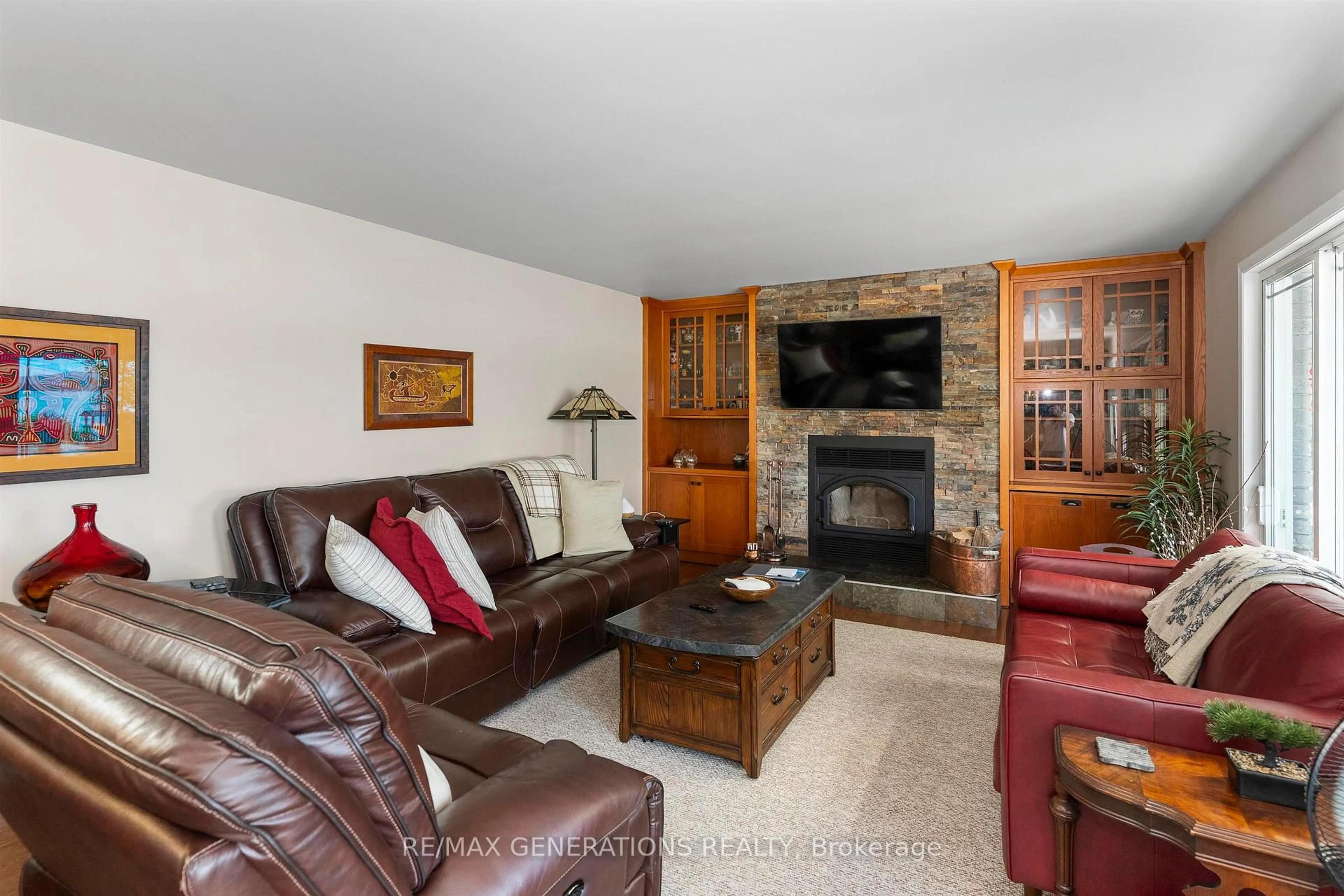 Living room with furniture, unknown for 664 MEMORY Rd, Neebing Ontario P7L 0A3