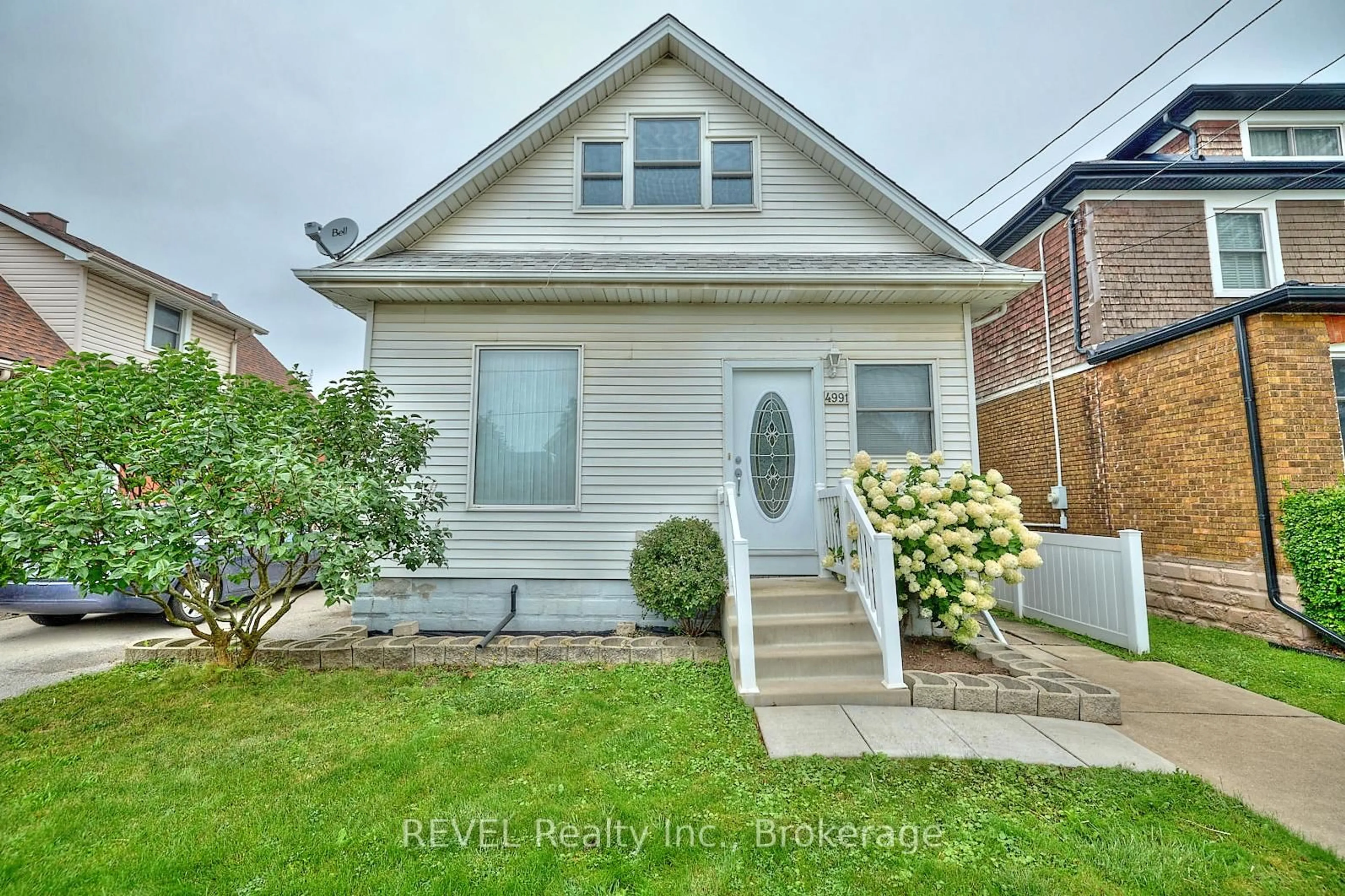 Home with brick exterior material, street for 4991 HURON St, Niagara Falls Ontario L2E 2J6